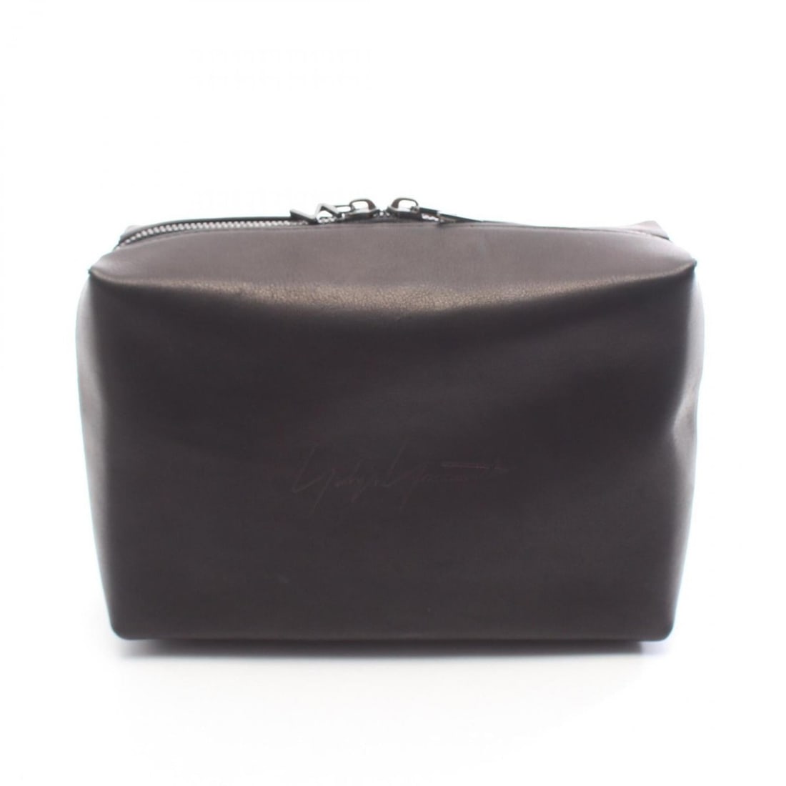 Yohji Yamamoto logo embossed novelty handbag/pouch, leather, men's/women's, black.: --- Catalog ---Category: SizeSize (HxWxD): 14cm x 20cm / 5.51'' x 7.87''Category: DesignType: Handbag, PouchColor: BlackGender: Men,WomenMaterial: Leather Category: GeneralBrand: Unspecified--- Item L