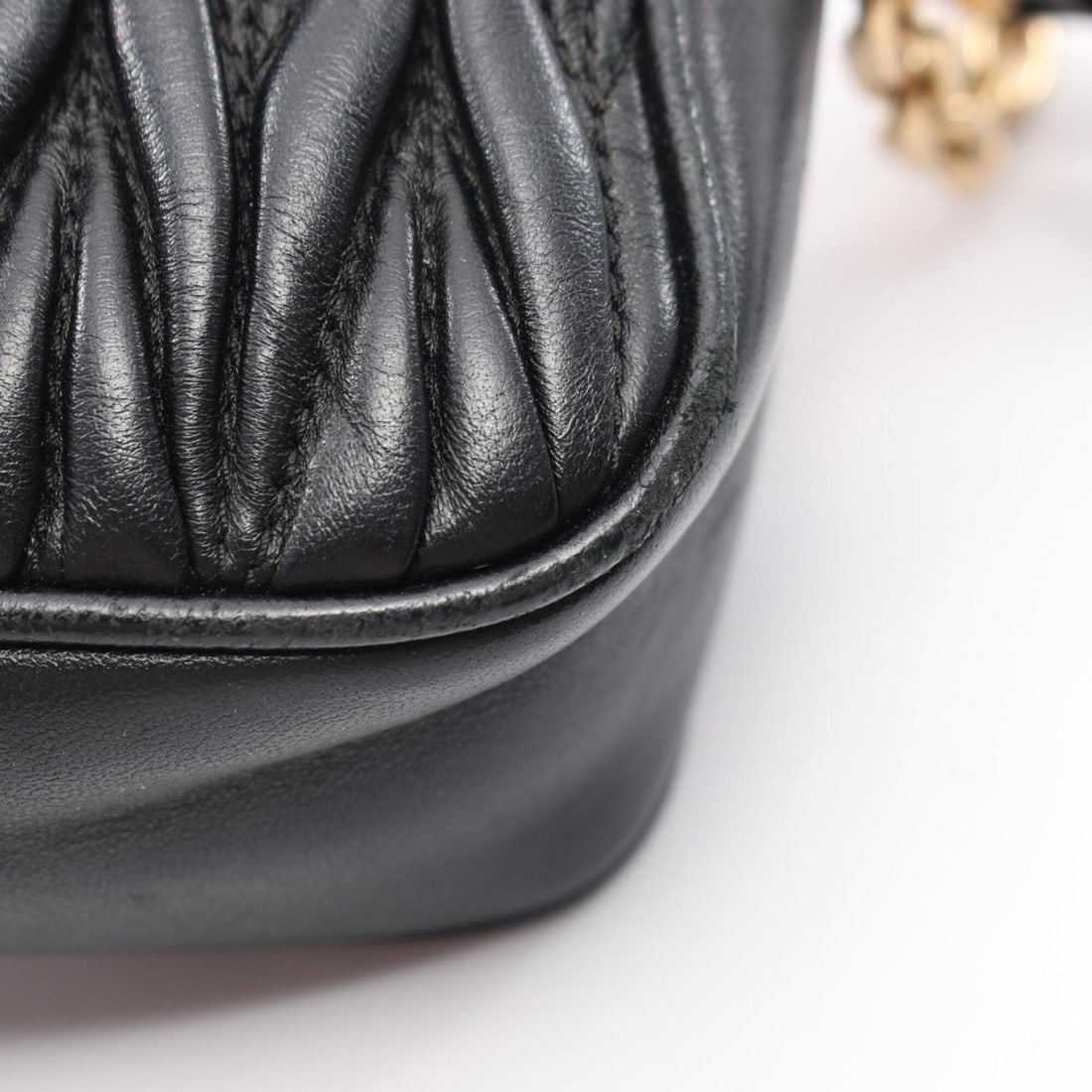 Miu Miu Miu Matelassé Mini Shoulder Bag Handbag Leather Women's Black: --- Catalog ---Category: SizeSize (HxWxD): 10cm x 18.5cm x 5cm / 3.93'' x 7.28'' x 1.96''Category: DesignType: Handbag, Shoulder bagColor: BlackGender: WomenMaterial: Leather Category: GeneralBrand: M