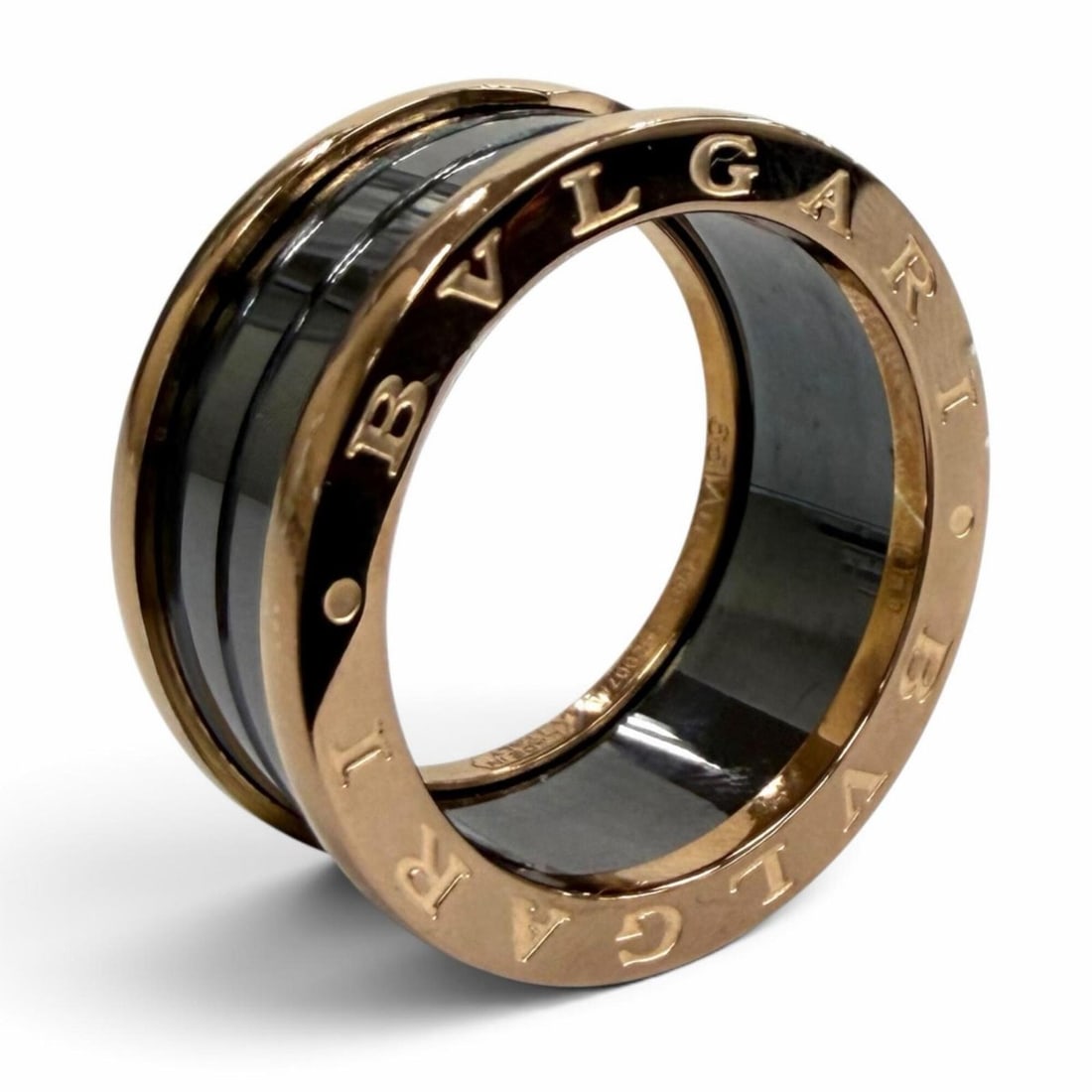 BVLGARI Bulgari 65 B.zero1 Ring 750 (PG) Ceramic Rare Size 4-Band Pink Gold Black Made in Italy: --- Catalog ---Category: SizeJP Size: 24US Size: 11.5Category: DesignType: Band ringColor: Black, Pink goldGender: MenMaterial: Ceramic, Pink gold (18K)Category: GeneralBrand: BvlgariCountry of Origin