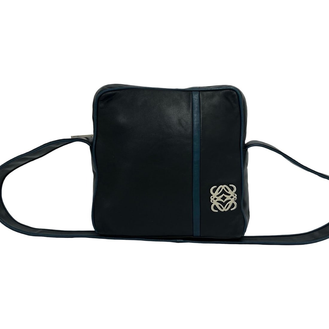 LOEWE Vintage Anagram Logo Hardware Nappa Leather Shoulder Bag Pouch Sacoche Black Blue 34968: --- Catalog ---Category: SizeSize (HxWxD): 21cm x 20.5cm x 6cm / 8.26'' x 8.07'' x 2.36''Category: DesignType: Pochette, Shoulder bagColor: Black, BlueGender: WomenMaterial: Leather Category: GeneralB