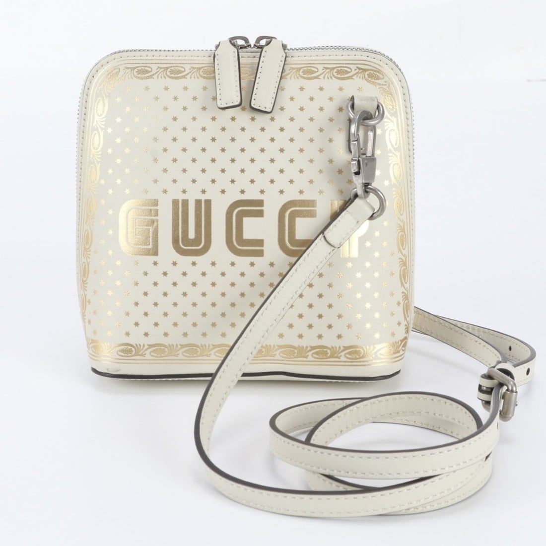 Gucci x SEGA Collaboration GUCCY Logo Star Print Leather Shoulder Bag 511189 for Women: --- Catalog ---Category: SizeSize (HxWxD): 17cm x 16cm x 8cm / 6.69'' x 6.29'' x 3.14''Category: DesignType: Shoulder bagColor: Gold, IvoryGender: WomenMaterial: Leather Category: GeneralMPN: 511189Br