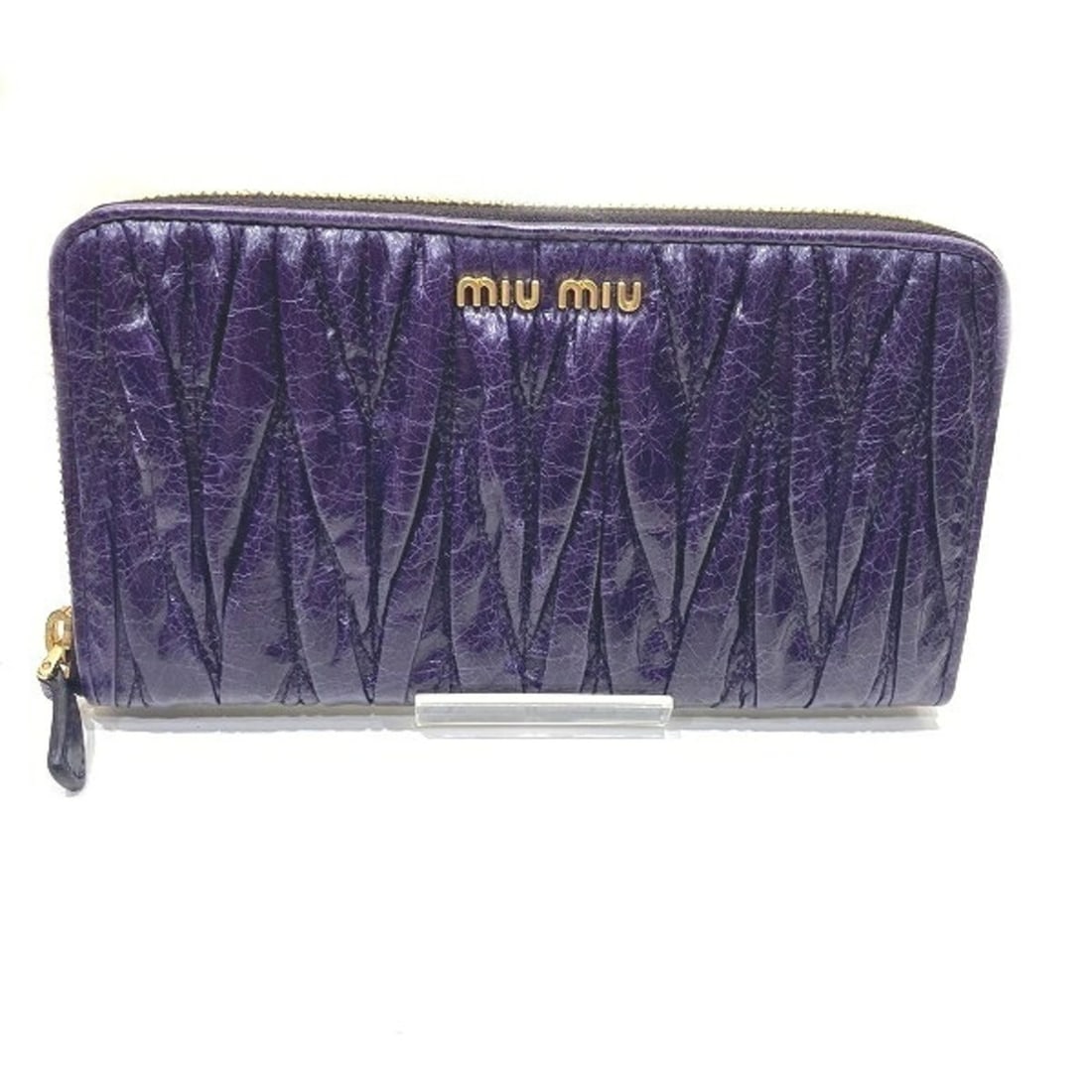 Miu Miu Miu Matelassé Gathered Round Zip Long Wallet for Women: --- Catalog ---Category: SizeSize (HxWxD): 10.5cm x 18.5cm x 2.5cm / 4.13'' x 7.28'' x 0.98''Category: DesignType: Long wallet (bi-fold)Color: PurpleGender: WomenMaterial: Leather Category: GeneralBra