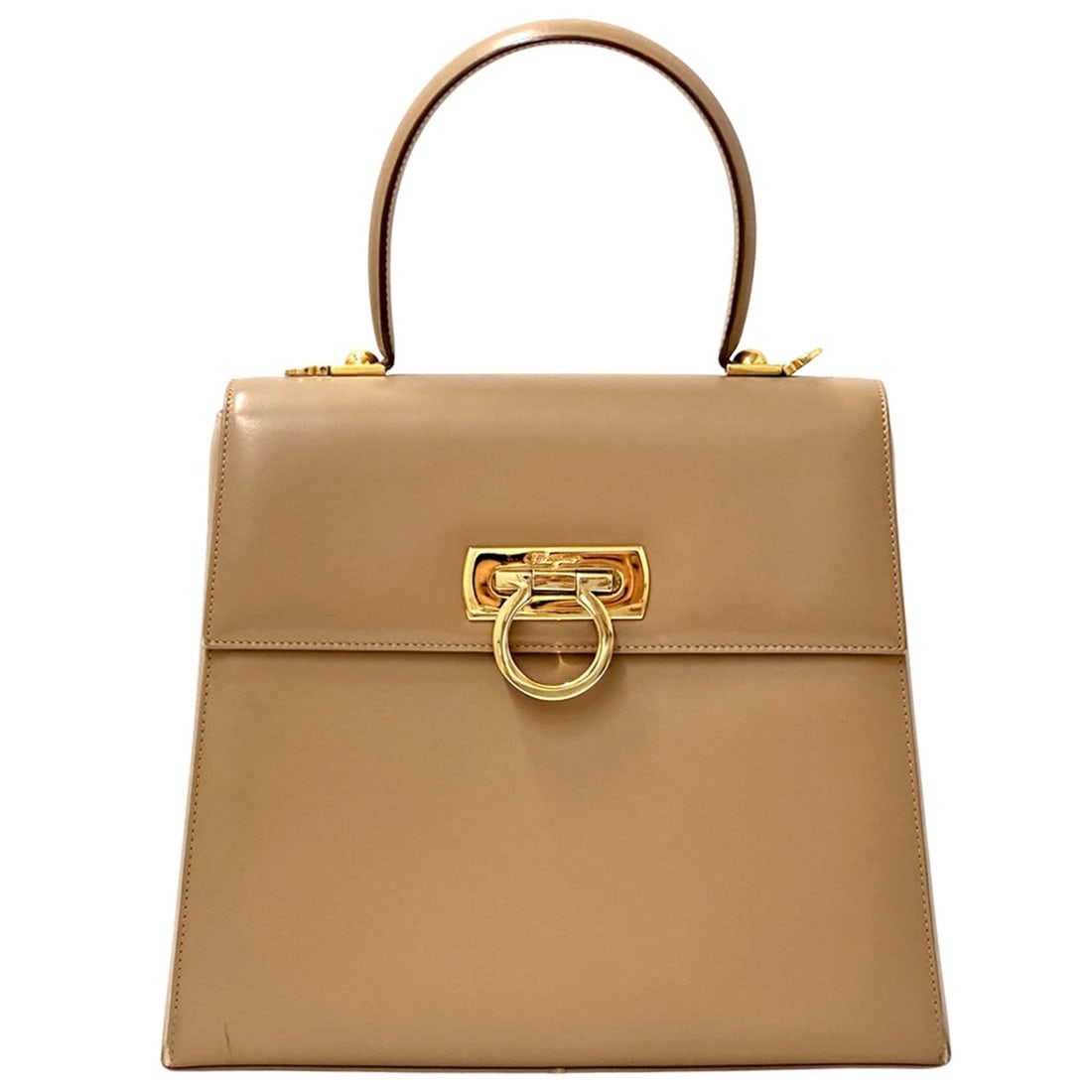 Salvatore Ferragamo Ferragamo women's handbag, Gancini design, leather, beige.: --- Catalog ---Category: SizeSize (HxWxD): 23cm x 26.5cm x 10.5cm / 9.05'' x 10.43'' x 4.13''Category: DesignType: HandbagColor: BeigeGender: WomenMaterial: Leather Category: GeneralBrand: Salvatore F