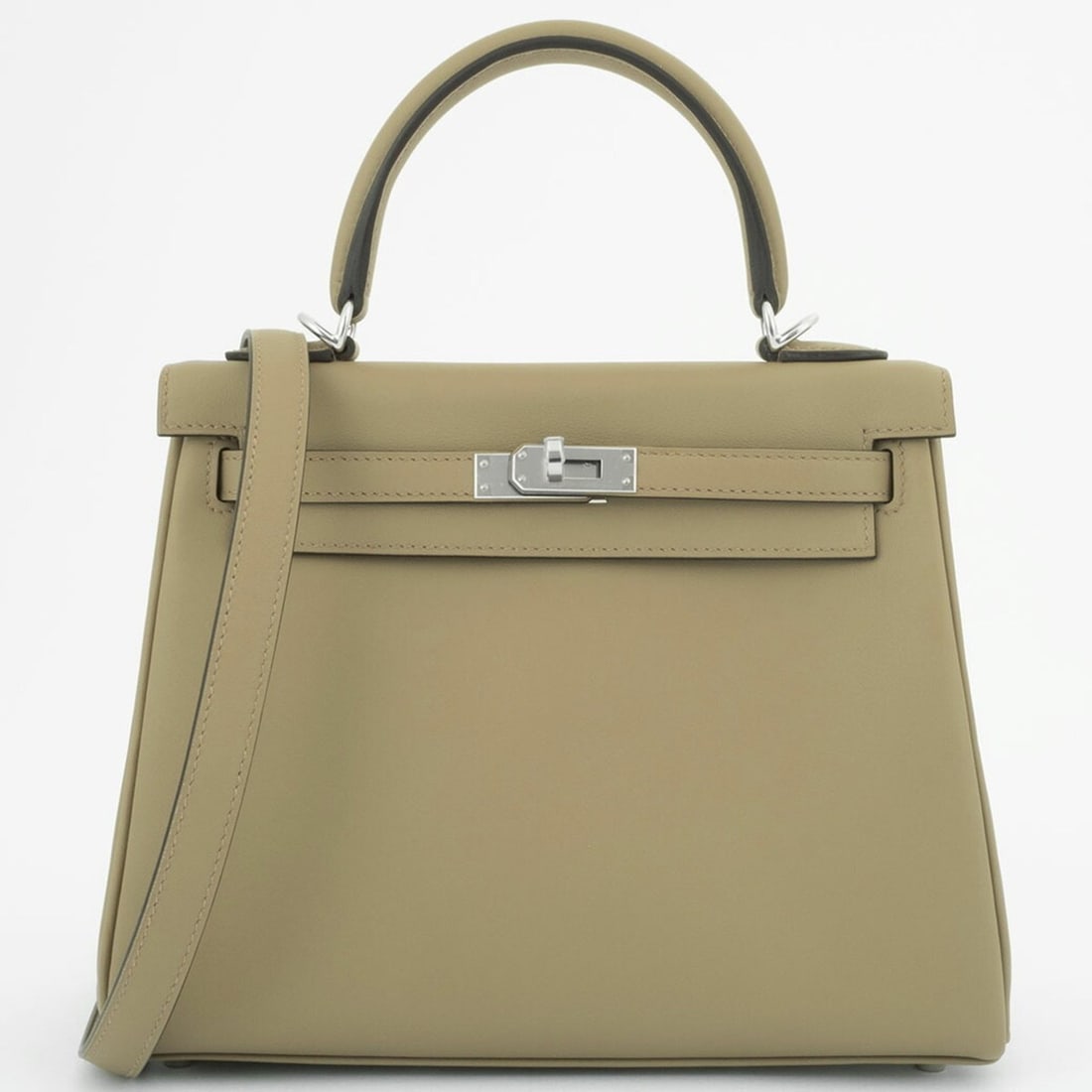 Hermes Kelly 25 Verso Handbag Beige Marfa Griper Swift Women's HERMES: --- Catalog ---Category: SizeSize (HxWxD): 18cm x 23.5cm x 10cm / 7.08'' x 9.25'' x 3.93''Handle Length: 24cm / 9.44''Category: DesignType: HandbagGender: WomenClosure: BeltMaterial: Swift leather Cat