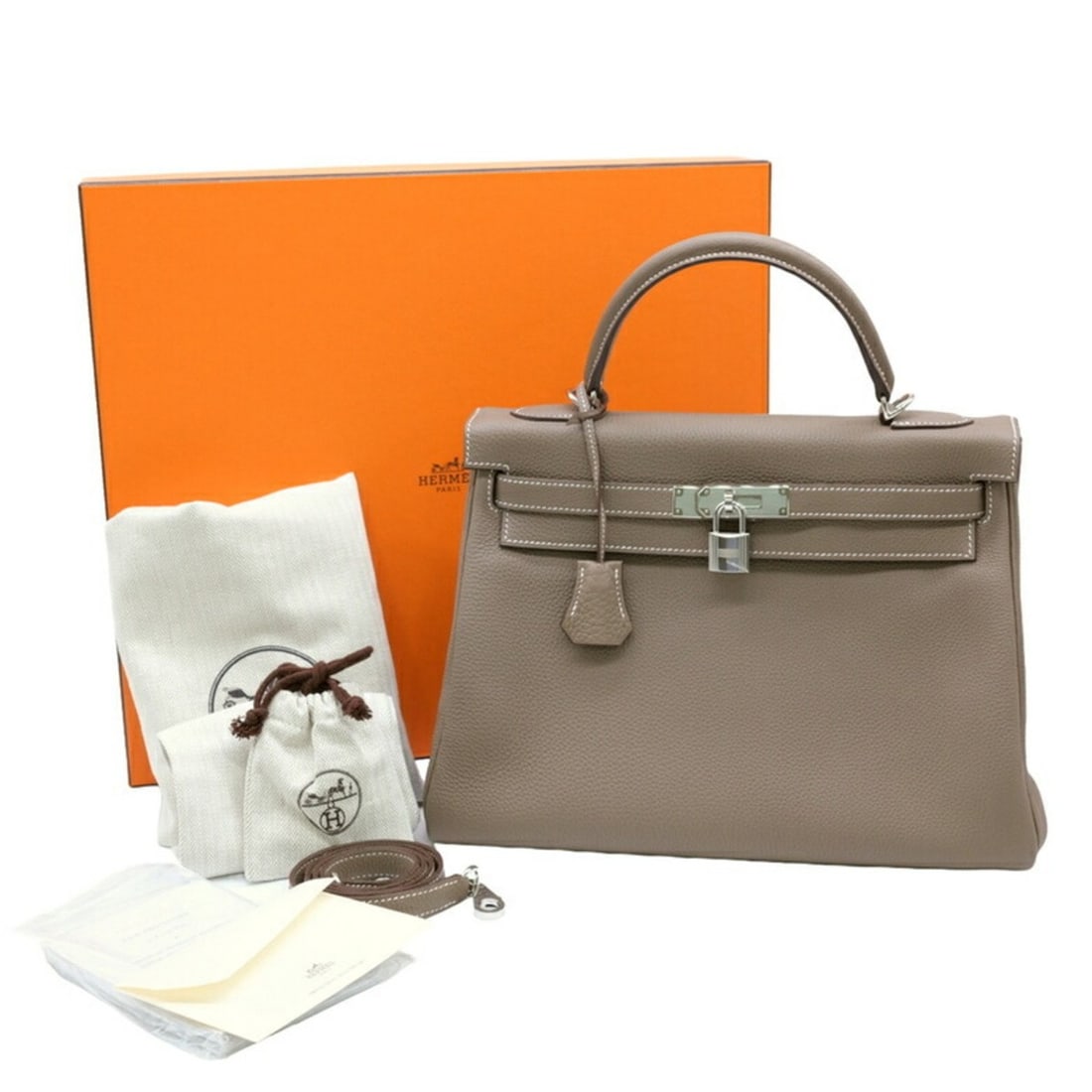 HERMES Kelly 32 handbag tote bag Taurillon Clemence leather with inner stitching Etoupe: --- Catalog ---Category: SizeSize (HxWxD): 22cm x 32cm x 12cm / 8.66'' x 12.59'' x 4.72''Category: DesignType: Handbag, Tote bagColor: Etoupe grayGender: WomenMaterial: Taurillon clemence leather Cate