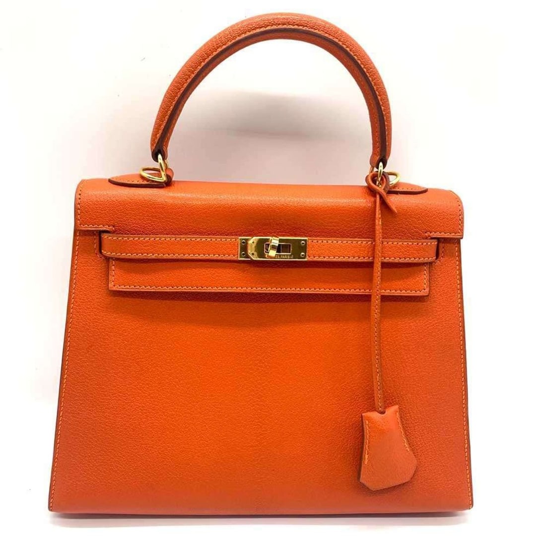 Hermes Kelly 25 Chevre Orange F Stamped Outside Stitching Hand Bag Shoulder Strap: --- Catalog ---Category: SizeSize (HxWxD): 18cm x 25cm x 8.5cm / 7.08'' x 9.84'' x 3.34''Strap Length: 92cm / 36.22''Handle Length: 22cm / 8.66''Category: DesignType: HandbagColor: OrangeGender: Women