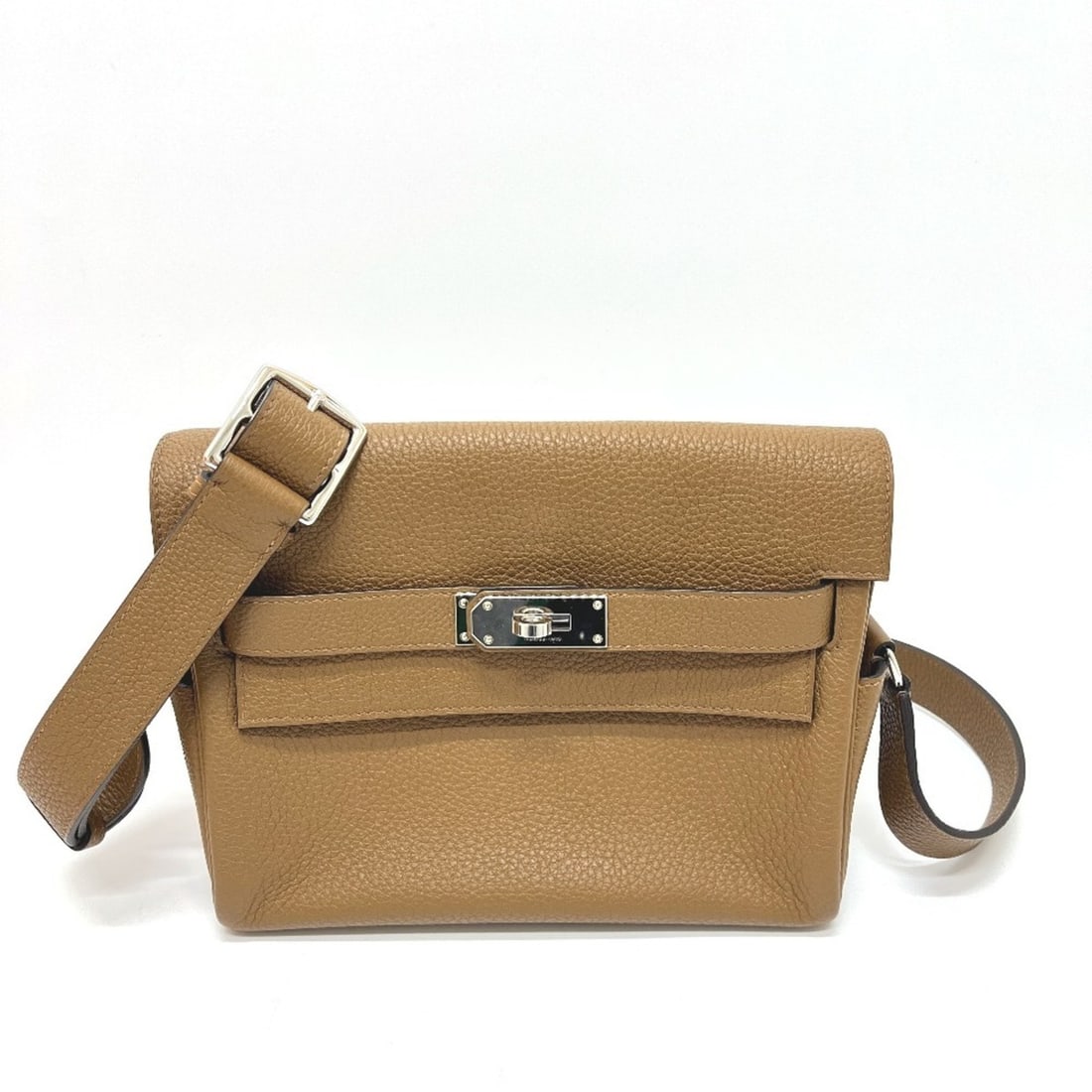 HERMES Kelly Messenger PM Bag, Handbag, Shoulder Togo Leather, Brown, Men's/Women's: --- Catalog ---Category: SizeSize (HxWxD): 18cm x 24cm x 10cm / 7.08'' x 9.44'' x 3.93''Strap Length: 130cm / 51.18''Category: DesignType: Handbag, Shoulder bagColor: BrownGender: Men,Women,UnisexMate