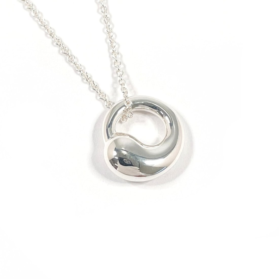 TIFFANY&Co. Tiffany Eternal Circle Elsa Peretti Necklace, Sterling Silver 925, Women's: --- Catalog ---Category: SizePendant Size: 13.5mm x 12.6mm / 0.53'' x 0.49''Neck Circumference: 40.5 cm / 15.94''Category: DesignColor: SilverGender: WomenMaterial: Silver 925Necklace Type: NecklaceCa