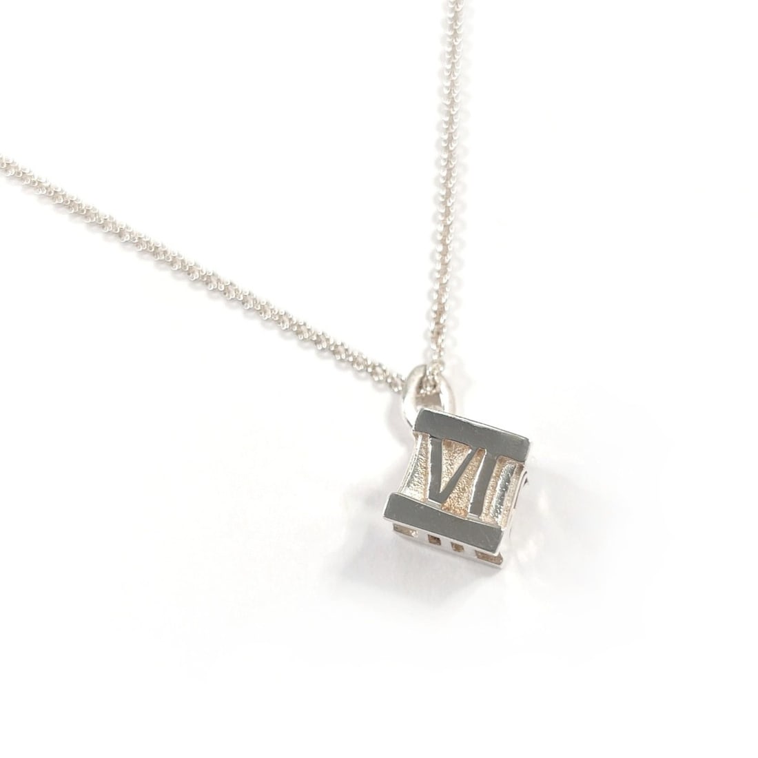 TIFFANY&Co. Tiffany Atlas Cube Necklace, Sterling Silver 925, Silver, Women's: --- Catalog ---Category: SizePendant Size: 8.5mm x 8.5mm / 0.33'' x 0.33''Neck Circumference: 40.5 cm / 15.94''Category: DesignColor: SilverGender: WomenMaterial: Silver 925Necklace Type: NecklaceCate