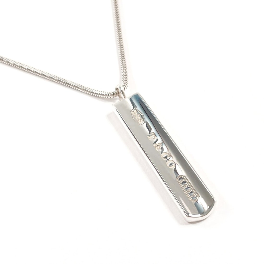 TIFFANY&Co. Tiffany 1837 Bar Pendant Necklace, Sterling Silver 925, Unisex: --- Catalog ---Category: SizePendant Size: 40.5mm x 8mm / 1.59'' x 0.31''Neck Circumference: 46 cm / 18.11''Category: DesignColor: SilverGender: Women,MenMaterial: Silver 925Necklace Type: NecklaceCat