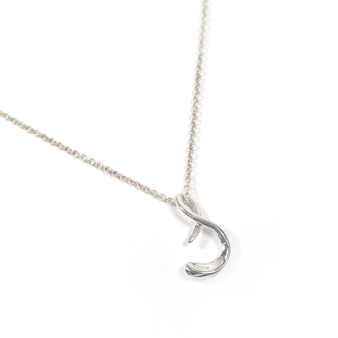 TIFFANY&Co. Tiffany Alphabet Letter S Elsa Peretti Necklace Sterling Silver 925 Women's: --- Catalog ---Category: SizePendant Size: 13.5mm x 8mm / 0.53'' x 0.31''Neck Circumference: 40.5 cm / 15.94''Category: DesignColor: SilverGender: WomenMaterial: Silver 925Necklace Type: NecklaceCateg