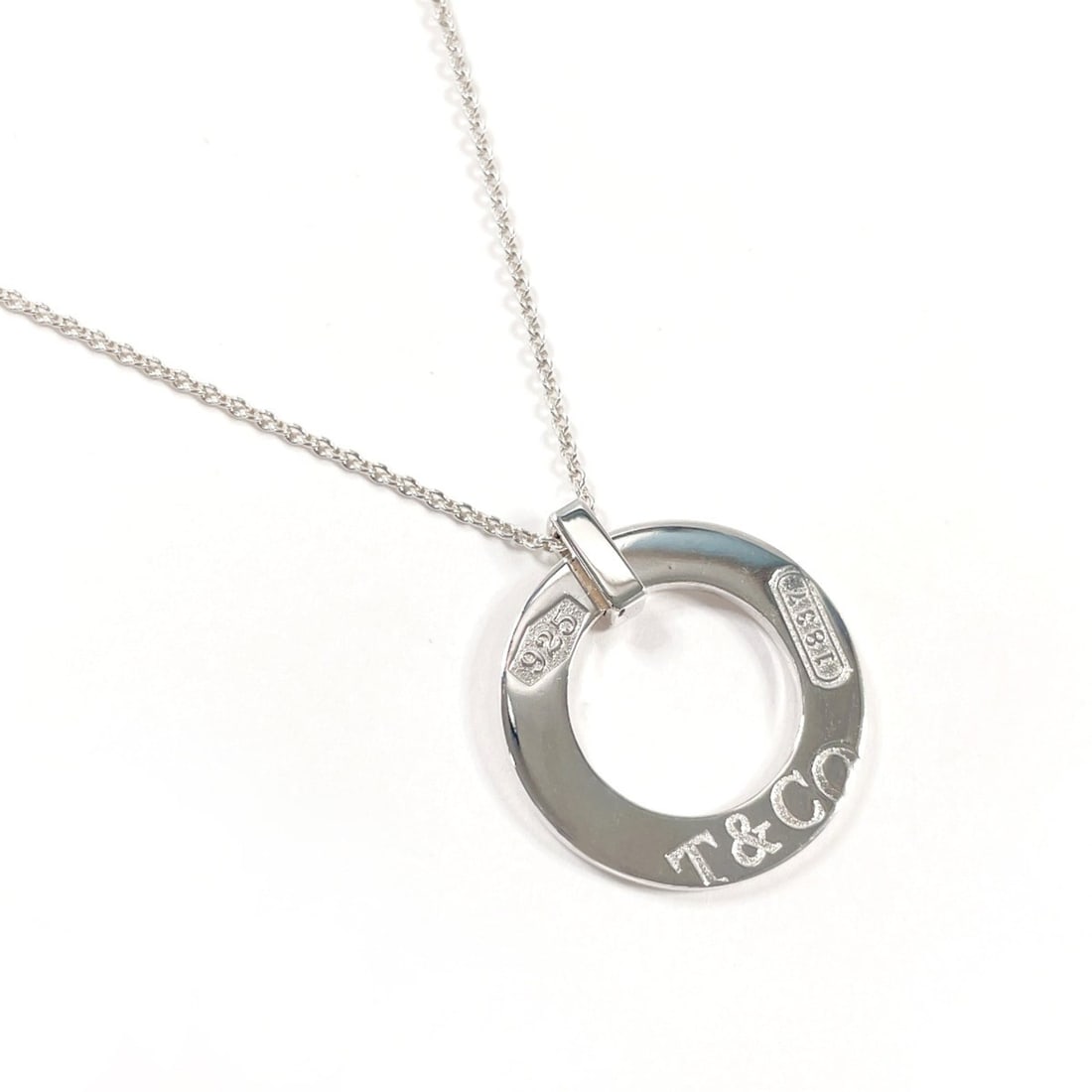 TIFFANY&Co. Tiffany 1837 Montage Circle Necklace, Sterling Silver 925, Unisex: --- Catalog ---Category: SizePendant Size: 23mm x 23mm / 0.9'' x 0.9''Neck Circumference: 40.5 cm / 15.94''Category: DesignColor: SilverGender: Women,MenMaterial: Silver 925Necklace Type: NecklaceCate