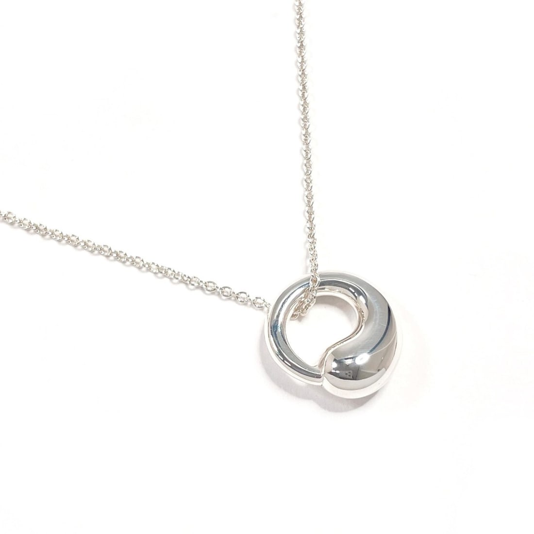 TIFFANY&Co. Tiffany Eternal Circle Elsa Peretti Necklace, Sterling Silver 925, Women's: --- Catalog ---Category: SizePendant Size: 13mm x 12mm / 0.51'' x 0.47''Neck Circumference: 40.5 cm / 15.94''Category: DesignColor: SilverGender: WomenMaterial: Silver 925Necklace Type: NecklaceCatego