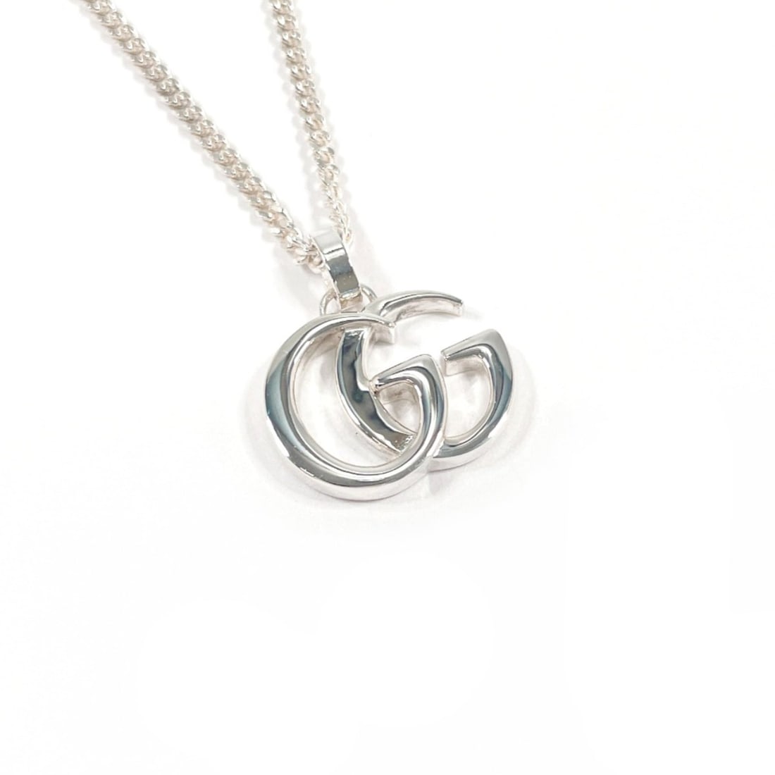 GUCCI Double G Necklace 814914 J8400 8106, Sterling Silver 925, Unisex: --- Catalog ---Category: SizePendant Size: 16.6mm x 18.4mm / 0.65'' x 0.72''Neck Circumference: 56 cm / 22.04''Category: DesignColor: SilverGender: Men,WomenMaterial: Silver 925Necklace Type: Necklace