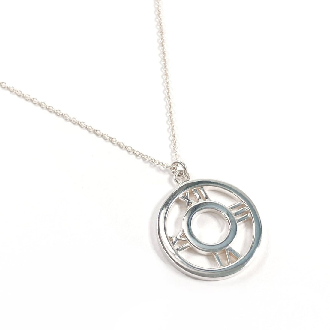 TIFFANY&Co. Tiffany Atlas Open Medallion Necklace, Sterling Silver 925, Unisex: --- Catalog ---Category: SizePendant Size: 21mm x 18mm / 0.82'' x 0.7''Neck Circumference: 40.5 cm / 15.94''Category: DesignColor: SilverGender: WomenMaterial: Silver 925Necklace Type: NecklaceCategor