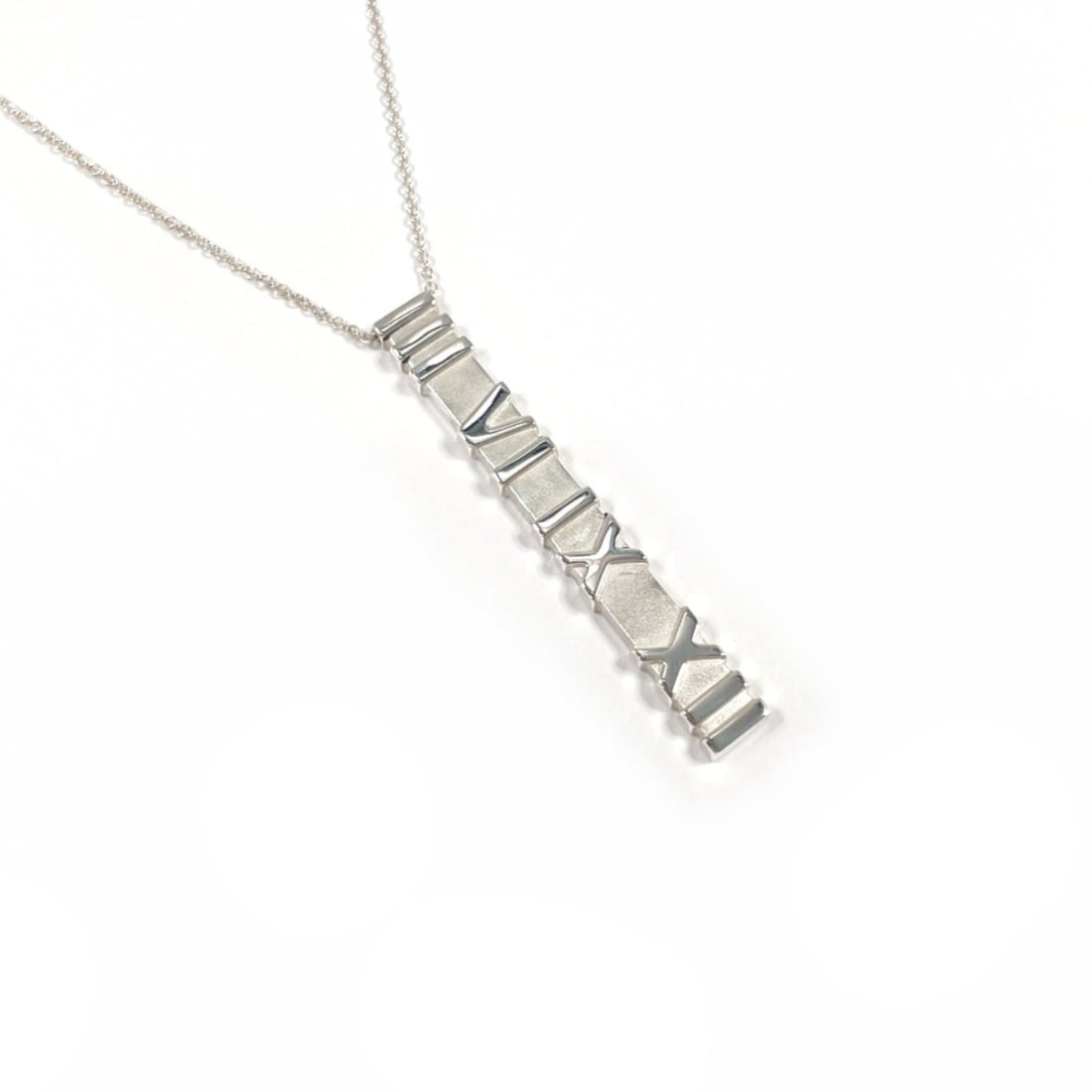 TIFFANY&Co. Tiffany Atlas Bar Necklace, Sterling Silver 925, Unisex: --- Catalog ---Category: SizePendant Size: 47mm x 6mm / 1.85'' x 0.23''Neck Circumference: 41 cm / 16.14''Category: DesignColor: SilverGender: Women,MenMaterial: Silver 925Necklace Type: NecklaceCateg