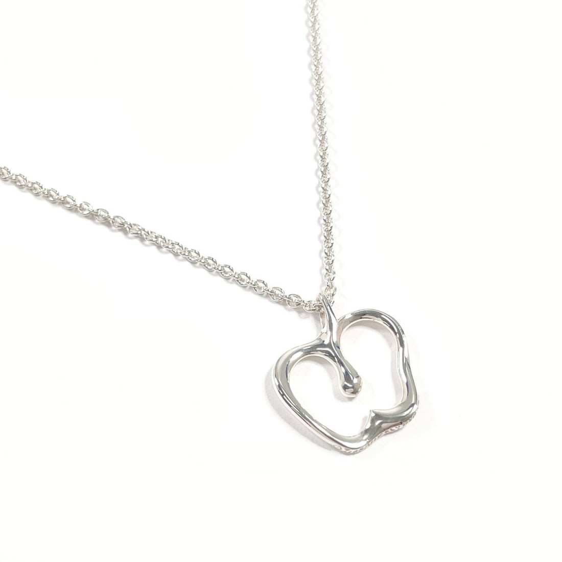 TIFFANY&Co. Tiffany Apple Elsa Peretti Necklace, Sterling Silver 925, Silver, Women's: --- Catalog ---Category: SizePendant Size: 17.5mm x 15.5mm / 0.68'' x 0.61''Neck Circumference: 40.5 cm / 15.94''Category: DesignColor: SilverGender: WomenMaterial: Silver 925Necklace Type: NecklaceCa