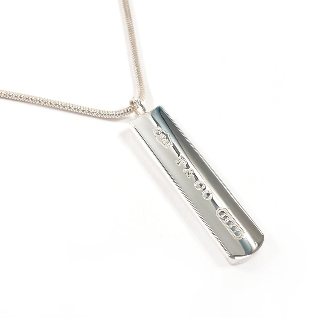 TIFFANY&Co. Tiffany 1837 Bar Pendant Necklace, Sterling Silver 925, Unisex: --- Catalog ---Category: SizePendant Size: 40.5mm x 8.4mm / 1.59'' x 0.33''Neck Circumference: 46 cm / 18.11''Category: DesignColor: SilverGender: Men,WomenMaterial: Silver 925Necklace Type: NecklaceC