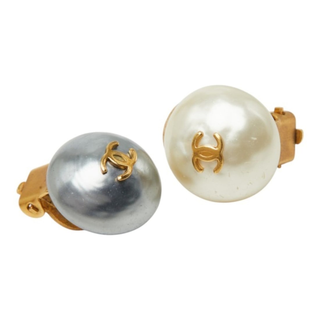 Chanel Coco Mark Vintage Earrings Ear Clips 95P Gold White/Gray Faux Pearl Plated Women's CHANEL: --- Catalog ---Category: SizeSize (HxWxD): 17.30mm x 13.80mm / 0.68'' x 0.54''Category: DesignType: Clip earringsColor: Gold, Gray, WhiteStone: PearlGender: WomenSeason: VintageCategory: GeneralBrand:
