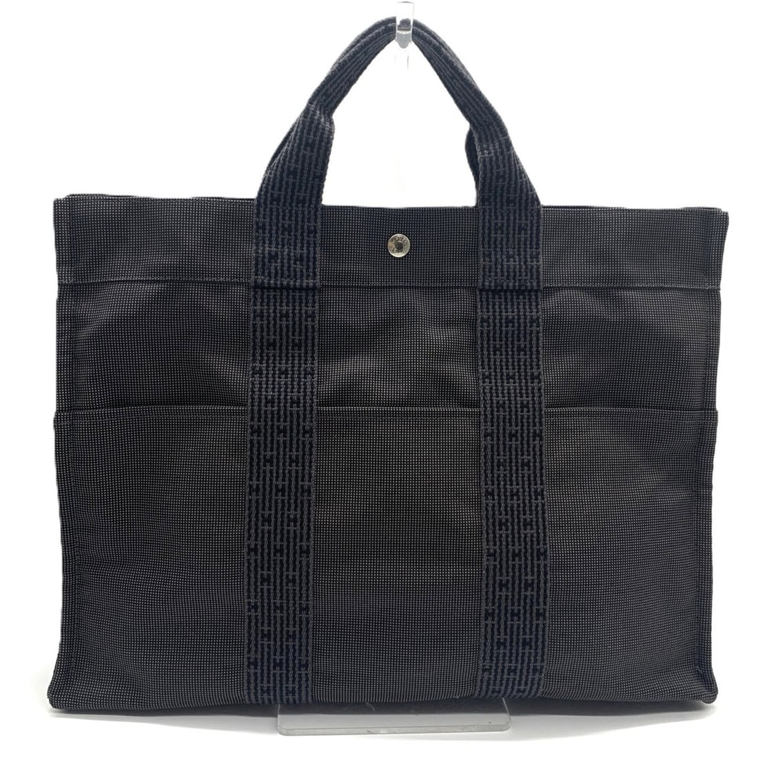 Hermes Herline Tote MM Bag, Gray: --- Catalog ---Category: SizeSize (HxWxD): 33cm x 42.5cm x 12cm / 12.99'' x 16.73'' x 4.72''Handle Length: 10cm / 3.93''Category: DesignType: Tote bagColor: GrayGender: WomenClosure: ZipperMaterial: N
