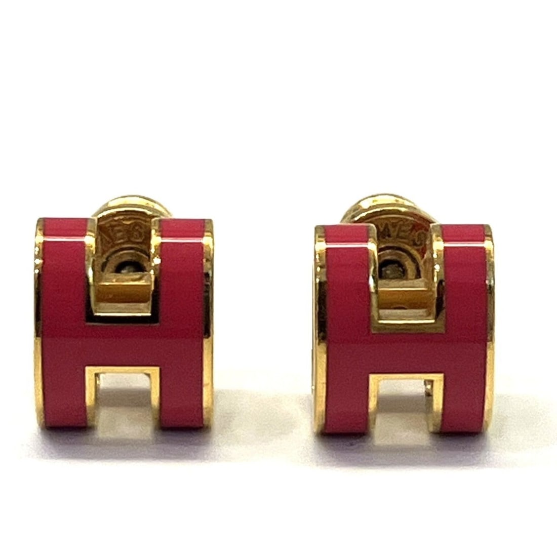 Hermes H Mini Pop Earrings GP Women's Gold / Pink HERMES: --- Catalog ---Category: SizeSize (HxWxD): 9.00mm x 7.00mm / 0.35'' x 0.28''Category: DesignType: Stud earringsGender: WomenMaterial: Lacquer, MetalCategory: GeneralBrand: Hermes--- Item List ---Secti