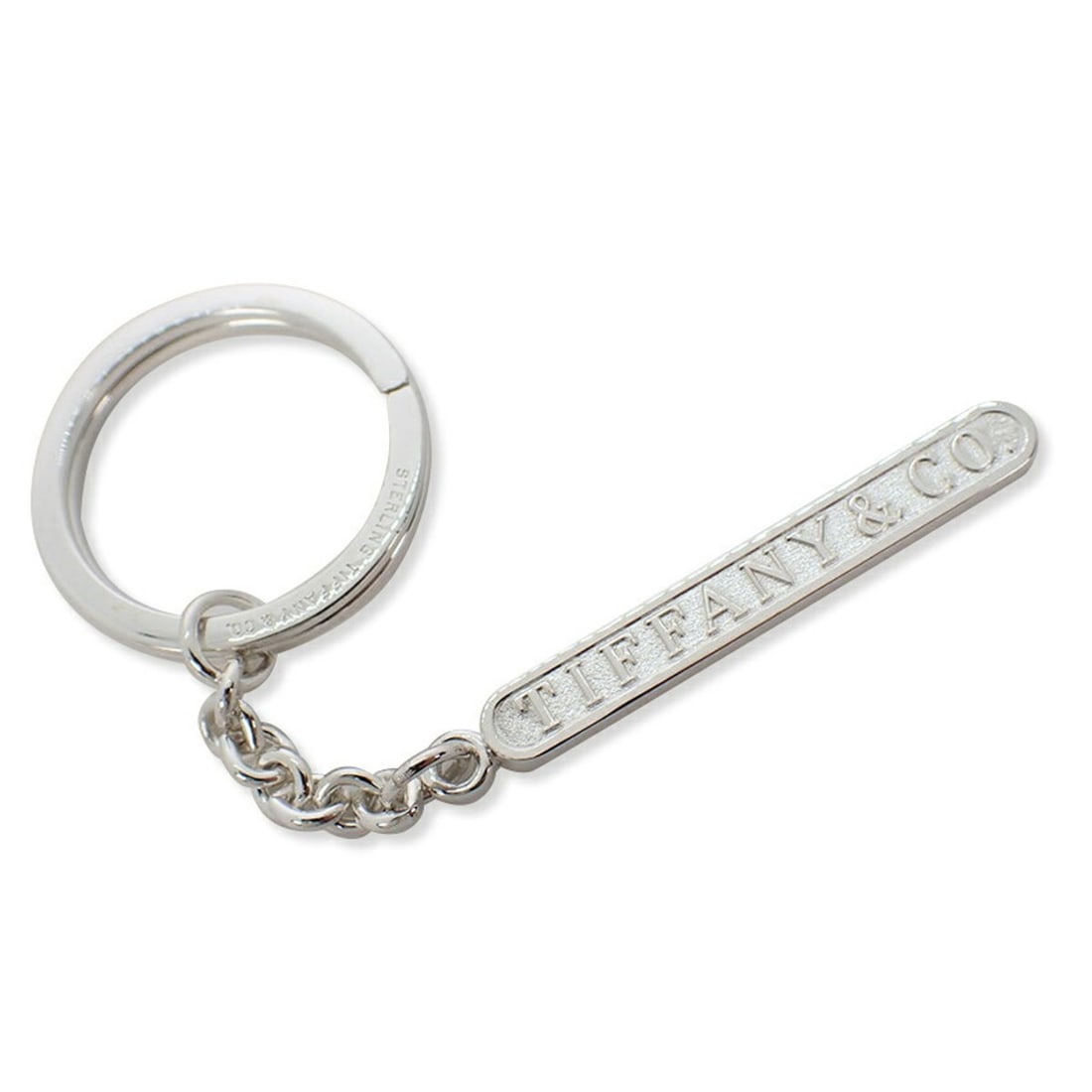 TIFFANY & Co. 925 Bar Keyring: --- Catalog ---Category: SizeSize (HxWxD): 3.1cm x 3cm / 1.22'' x 1.18''Category: DesignType: KeyringGender: WomenMaterial: Sterling silver 925Category: GeneralBrand: Tiffany--- Item List ---Section: