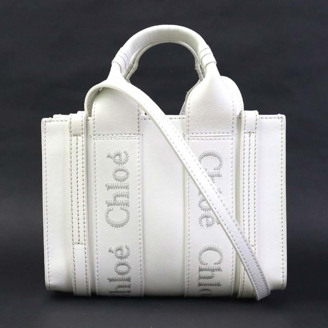 Chloé Chloe Woody Leather Tote Bag, White, Women's Shoulder Bag (h32398i): --- Catalog ---Category: SizeSize (HxWxD): 15cm x 19.5cm x 6.5cm / 5.9'' x 7.67'' x 2.55''Category: DesignType: Shoulder bagColor: WhiteGender: WomenMaterial: Leather Category: GeneralBrand: ChloéCou