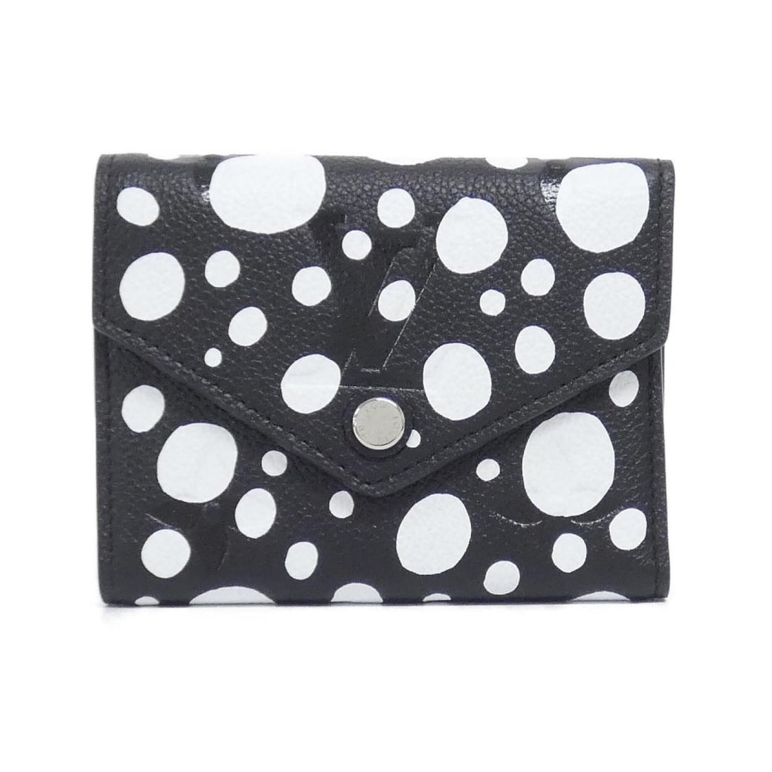 Louis Vuitton Monogram Empreinte (LV X YK) Portefeuille Victorine M82105 Wallet: --- Catalog ---Category: SizeSize (HxWxD): 9cm x 12cm x 1.5cm / 3.54'' x 4.72'' x 0.59''Category: DesignType: Wallet (tri-fold)Color: BlackGender: Women,MenMaterial: Leather Leather/Fur Type: Calfskin
