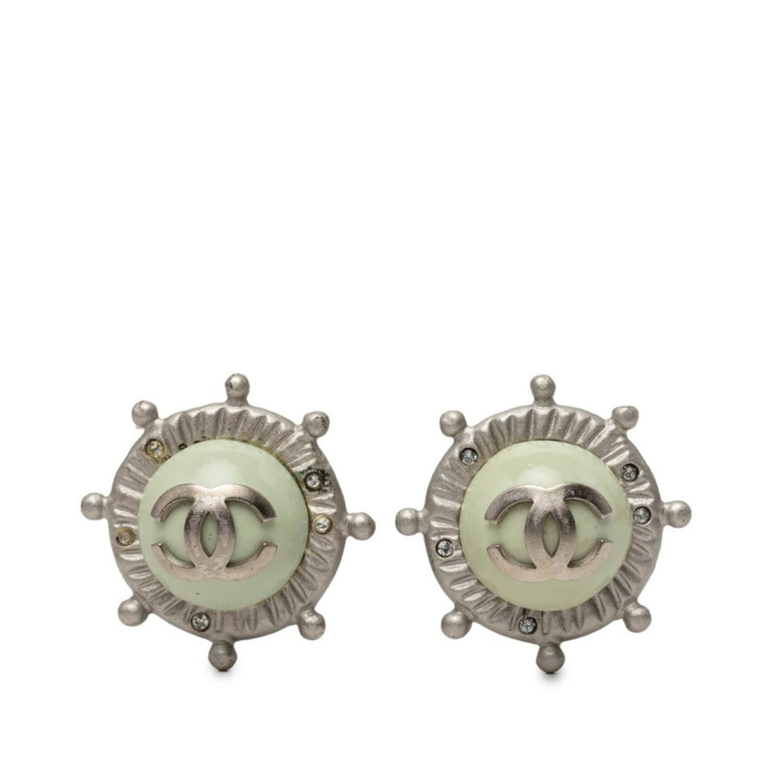 Chanel Coco Mark Earrings 05A Silver Green Metal Rhinestone Women's CHANEL: --- Catalog ---Category: SizeSize (HxWxD): 28.80mm x 28.80mm / 1.13'' x 1.13''Category: DesignType: Clip earringsColor: Green, SilverStone: RhinestoneGender: WomenMaterial: MetalCategory: GeneralBrand