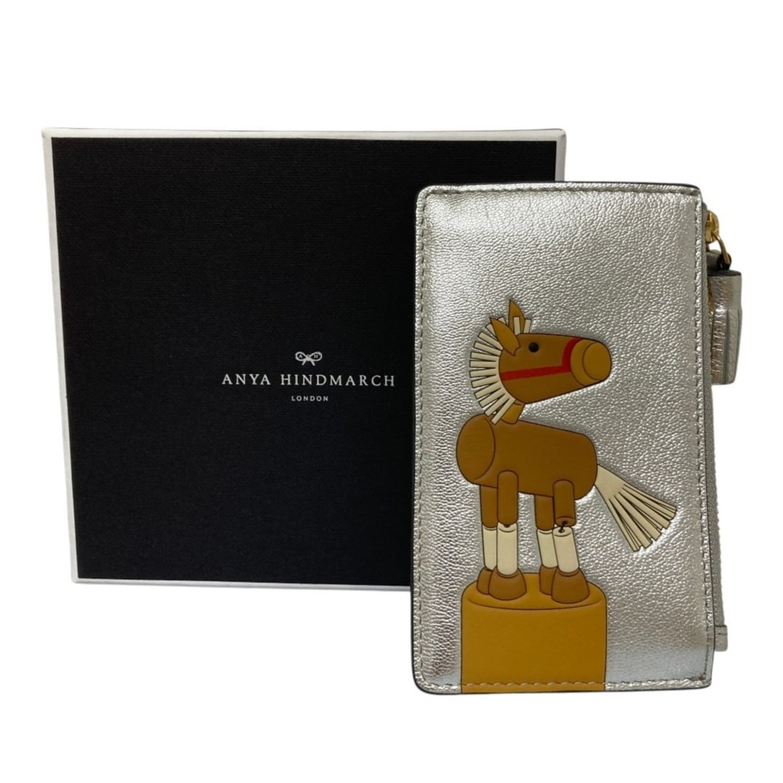 ANYA HINDMARCH Anya Hindmarch Horse Tassel Design Business Card Holder/Card Case Fragment 204750: --- Catalog ---Category: DesignType: Business card caseColor: SilverGender: WomenCategory: GeneralBrand: Anya HindmarchCategory: Physical PropertiesSize (HxWxD): 13cm x 8cm x 1.5cm / 5.11'' x 3.14'' x