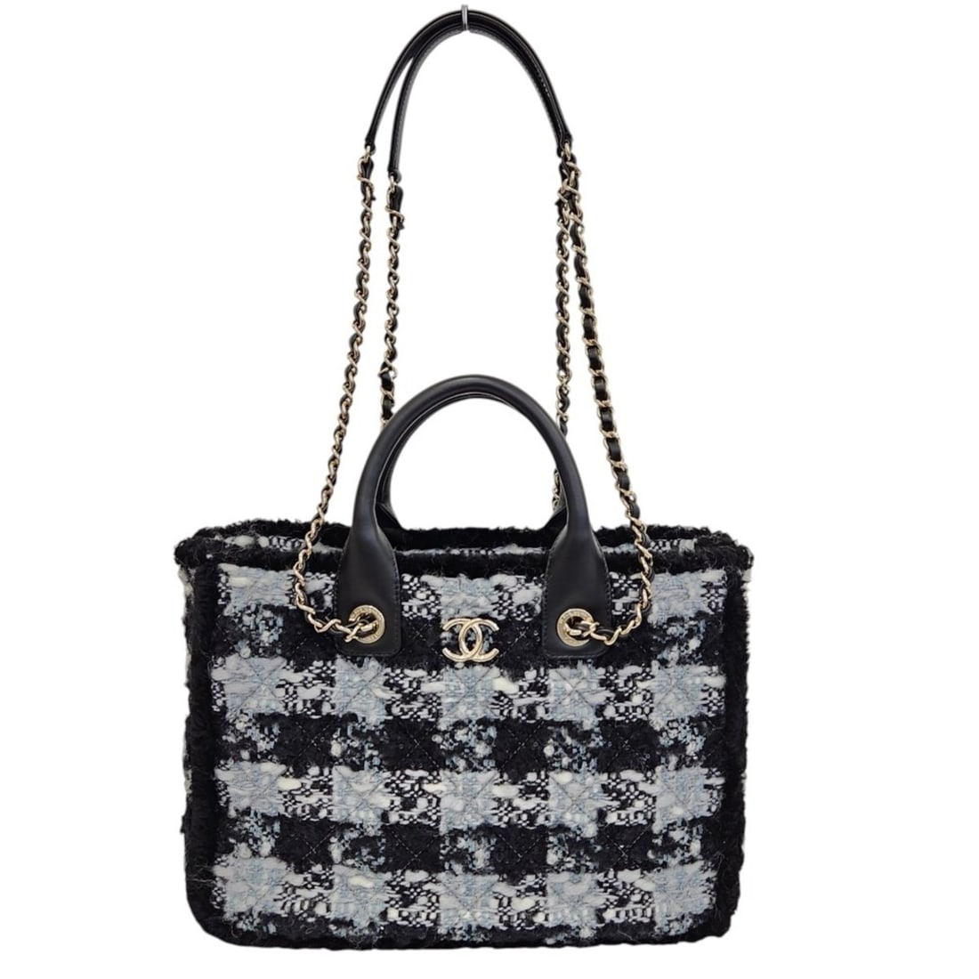 CHANEL Coconeige Collection Tweed Quilted Tote Bag AS5689 AS5688 Black Women's: --- Catalog ---Category: SizeSize (HxWxD): 24cm x 33cm x 11.5cm / 9.44'' x 12.99'' x 4.52''Strap Length: 89cm / 35.03''Category: DesignType: Tote bagColor: Blue, WhiteGender: WomenMaterial: Tweed , Le