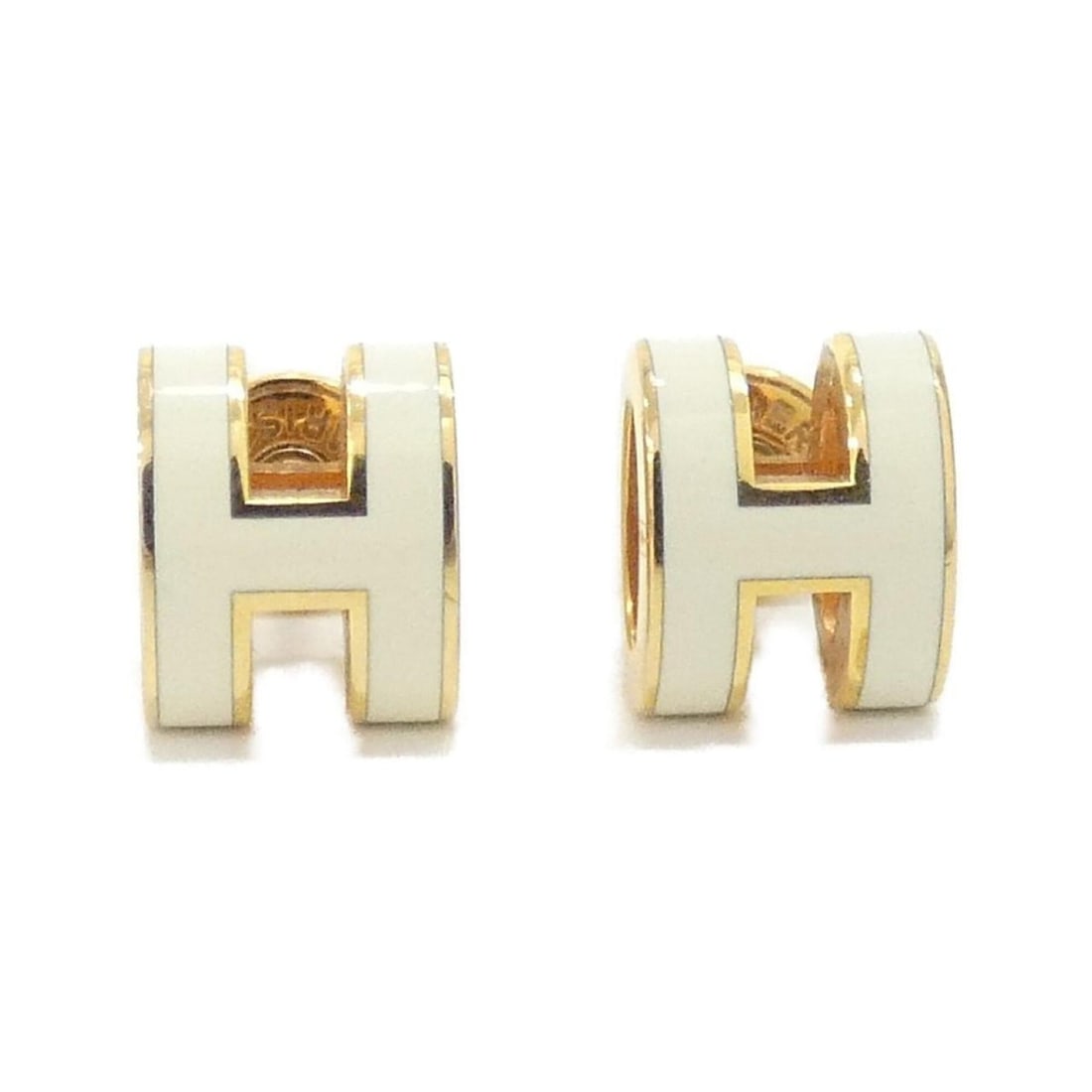 Hermes Pop H MINI 608002F Earrings: --- Catalog ---Category: SizeSize (HxWxD): 9.00mm x 7.00mm / 0.35'' x 0.28''Category: DesignType: Stud earringsColor: Gold, WhiteGender: WomenCategory: GeneralMPN: 608002FBrand: Hermes--- Item List --