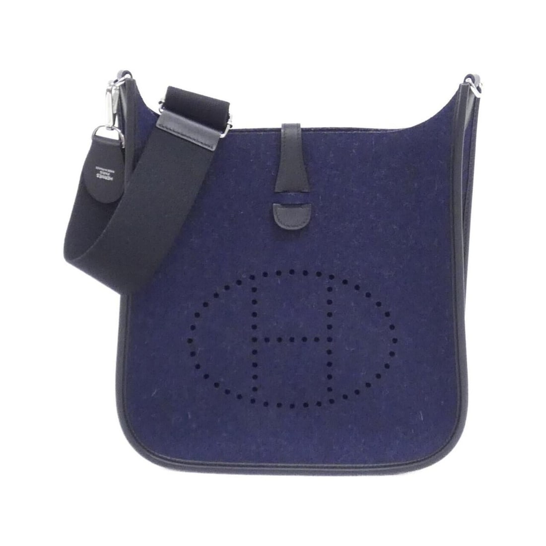 Hermes Evelyne 3 PM 077917CK Shoulder Bag: --- Catalog ---Category: SizeSize (HxWxD): 30cm x 29cm x 9cm / 11.81'' x 11.41'' x 3.54''Category: DesignType: Shoulder bagColor: Black, Blue nuitGender: Women,MenMaterial: Felt , Swift leather Hardwa
