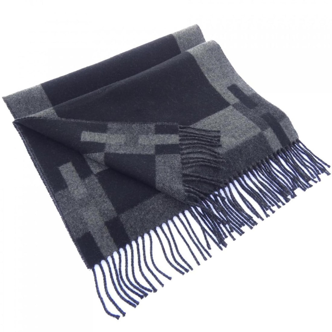 Hermes H Passant 393870T Scarf: --- Catalog ---Category: SizeSize (LxW): 1.65m x 40cm / 64.96'' x 15.74''Category: DesignType: StoleColor: Black, GrayGender: MenMaterial: Cashmere Category: GeneralMPN: 393870TBrand: Hermes--- Item L