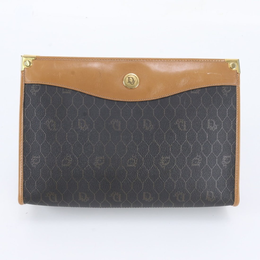Christian Dior Honeycomb Pattern Leather Second Bag Clutch Pouch for Men: --- Catalog ---Category: SizeSize (HxWxD): 20cm x 28cm x 8cm / 7.87'' x 11.02'' x 3.14''Category: DesignType: Clutch bag, PouchColor: Beige, BlackGender: MenMaterial: Leather , Coated canvas Category: