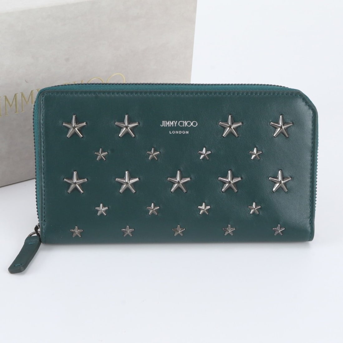 Jimmy Choo Star Studded Leather Long Wallet, Round Zipper, for Men and Women: --- Catalog ---Category: SizeSize (HxWxD): 12cm x 19cm x 2cm / 4.72'' x 7.48'' x 0.78''Category: DesignType: Long wallet (bi-fold)Color: GreenGender: Men,WomenMaterial: Leather Category: GeneralBrand: