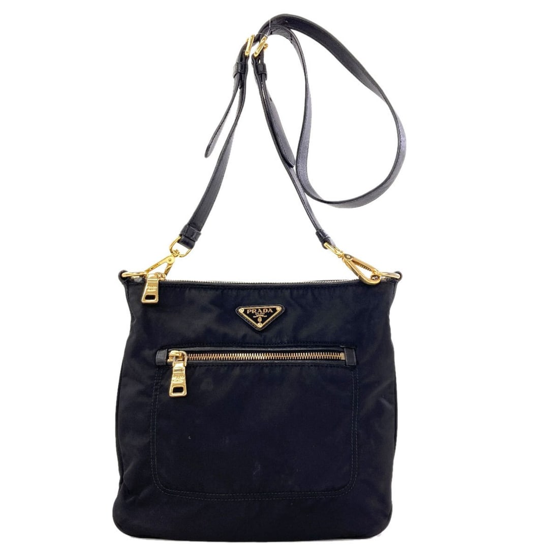 Prada logo hardware shoulder bag, nylon material, women's.: --- Catalog ---Category: SizeSize (HxWxD): 23cm x 25cm x 2cm / 9.05'' x 9.84'' x 0.78''Category: DesignType: Shoulder bagColor: BlackGender: WomenMaterial: Nylon Category: GeneralBrand: Prada--- Item 