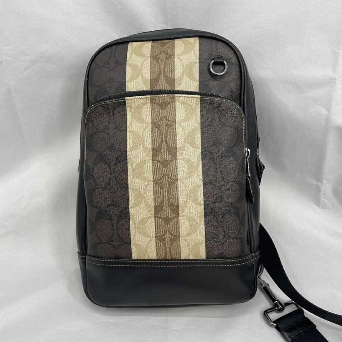 COACH Signature Graham Pack Body Bag C3229: --- Catalog ---Category: SizeSize (HxWxD): 33.5cm x 21cm x 6cm / 13.18'' x 8.26'' x 2.36''Category: DesignType: Sling bagGender: Men,WomenMaterial: Leather Category: GeneralLine: SignatureBrand: Coach