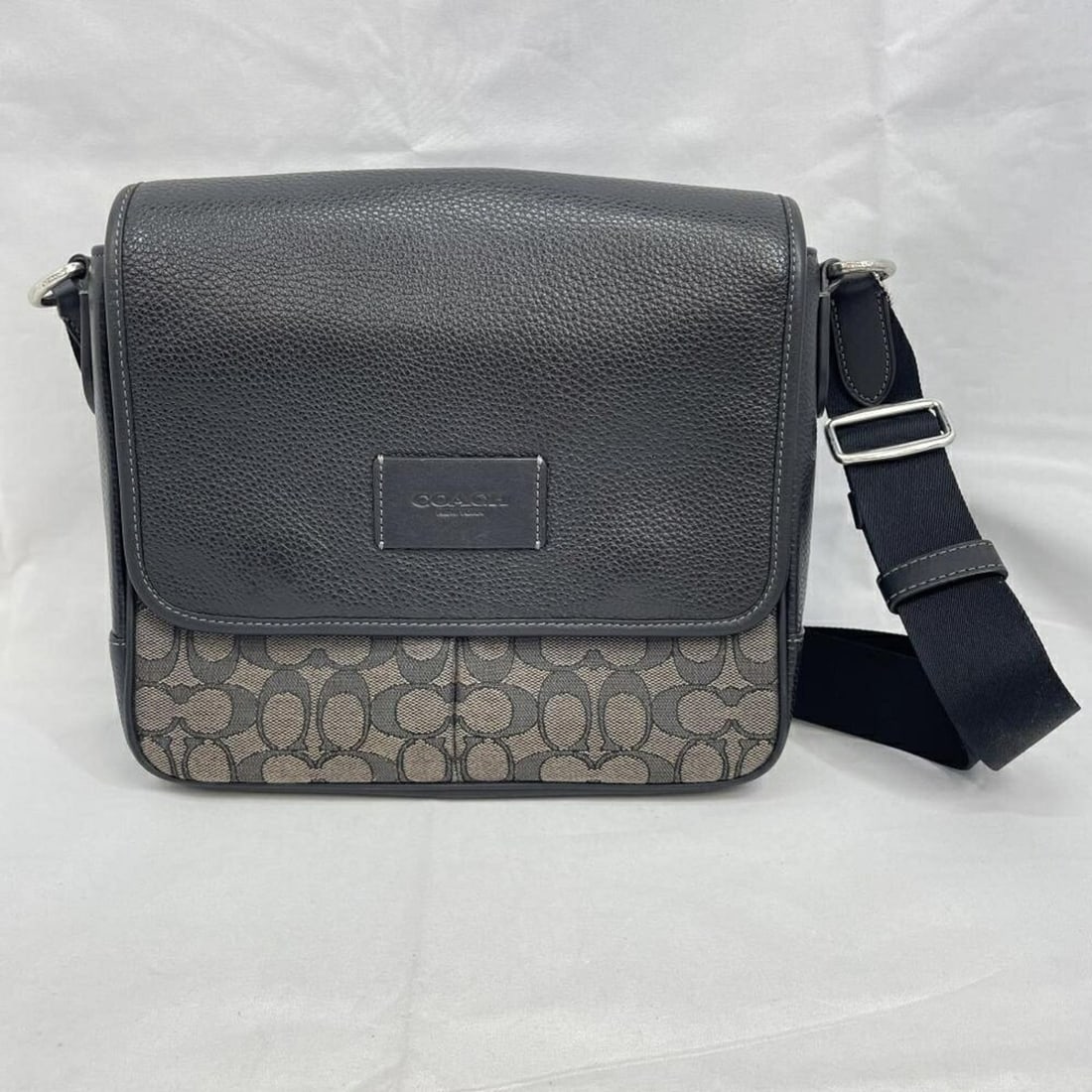 COACH Sprint Shoulder Bag Messenger CE534: --- Catalog ---Category: SizeSize (HxWxD): 24cm x 25.5cm x 7.5cm / 9.44'' x 10.03'' x 2.95''Category: DesignType: Shoulder bagGender: Women,MenMaterial: Leather Category: GeneralBrand: Coach--- Item L