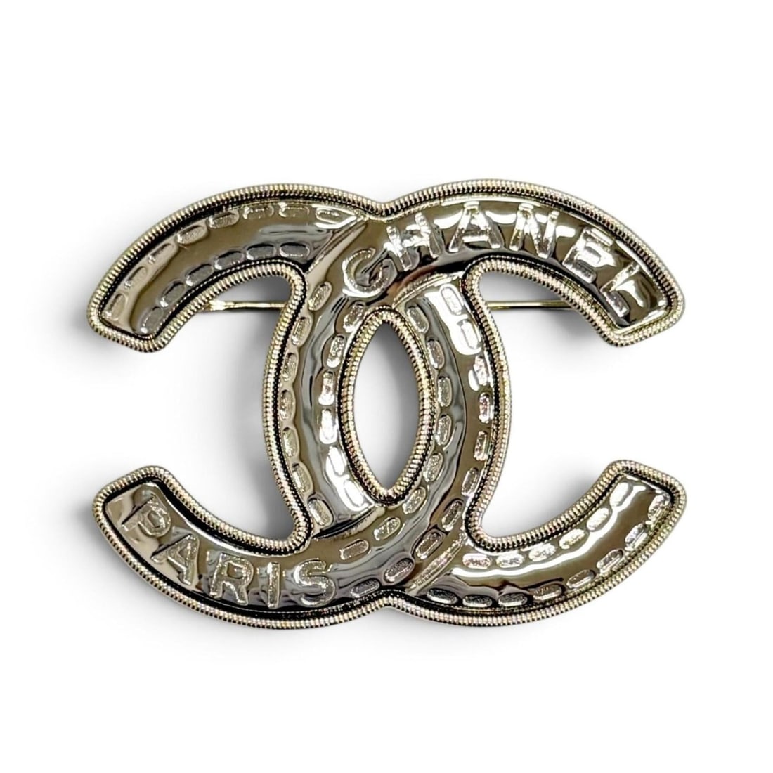 CHANEL B25K ABG445 Coco Mark Logo Stitch Brooch, Silver and Gold, Made in Italy, Women's, with Box.: --- Catalog ---Category: SizeSize (HxWxD): 3.5cm x 4.8cm / 1.37'' x 1.88''Category: DesignType: BroochColor: Gold, SilverGender: WomenCategory: GeneralMPN: B25K ABG445Brand: ChanelCountry of Origin: I