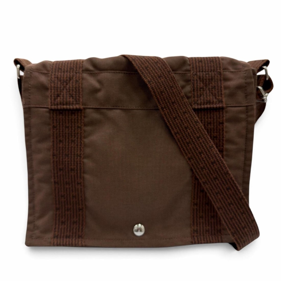 HERMES Hermes Herline Bassas PM Silver Hardware Sellier Shoulder Bag Brown Made in France Women's: --- Catalog ---Category: SizeSize (HxWxD): 46cm x 31cm x 8cm / 18.11'' x 12.2'' x 3.14''Category: DesignType: Shoulder bagColor: BrownGender: WomenMaterial: Polyamide , Polyester Hardware Color: Silve