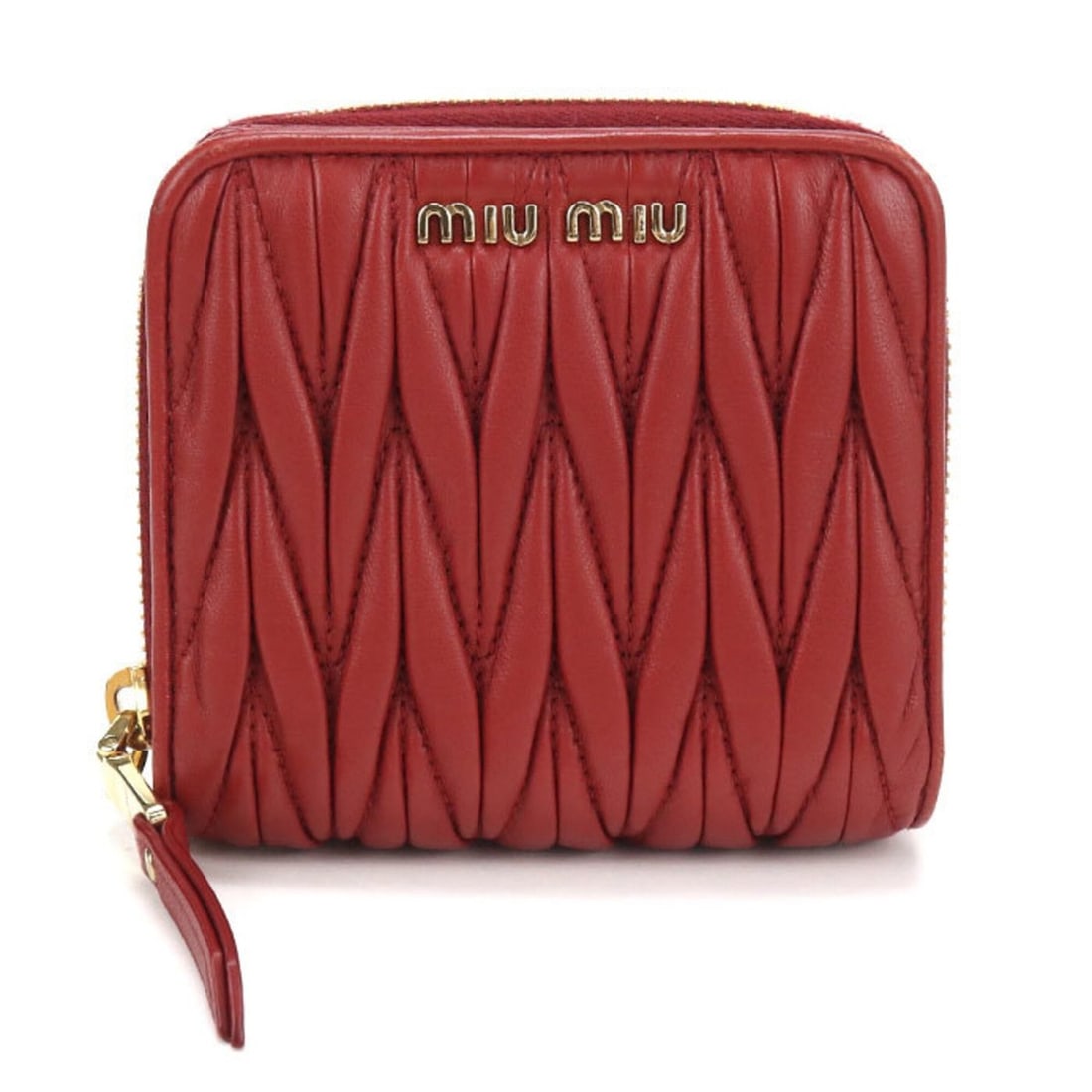 Miu Miu MIUMIU (OUTLET) Miu Outlet Bi-fold Wallet Compact Zip Matelassé Women's Red: --- Catalog ---Category: SizeSize (HxWxD): 10cm x 11cm x 3cm / 3.93'' x 4.33'' x 1.18''Category: DesignType: Wallet (bi-fold)Color: Red colorGender: WomenMaterial: Leather Leather/Fur Type: LambskinCa