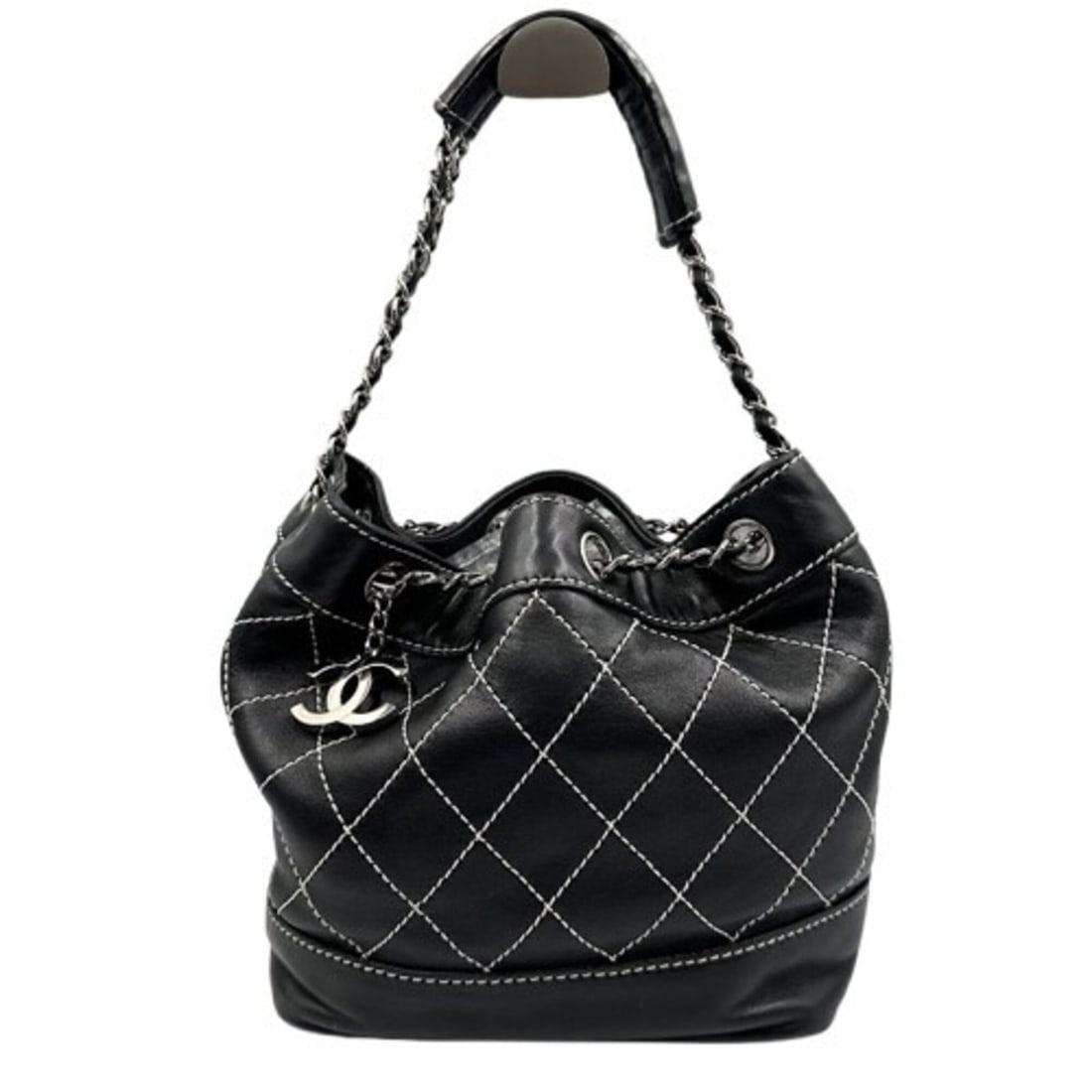 CHANEL Wild Stitch Shoulder Bag, Black Leather: --- Catalog ---Category: SizeSize (HxWxD): 21cm x 29cm x 13cm / 8.26'' x 11.41'' x 5.11''Category: DesignType: Shoulder bagColor: BlackGender: WomenMaterial: Leather Category: GeneralLine: Wild Stitch