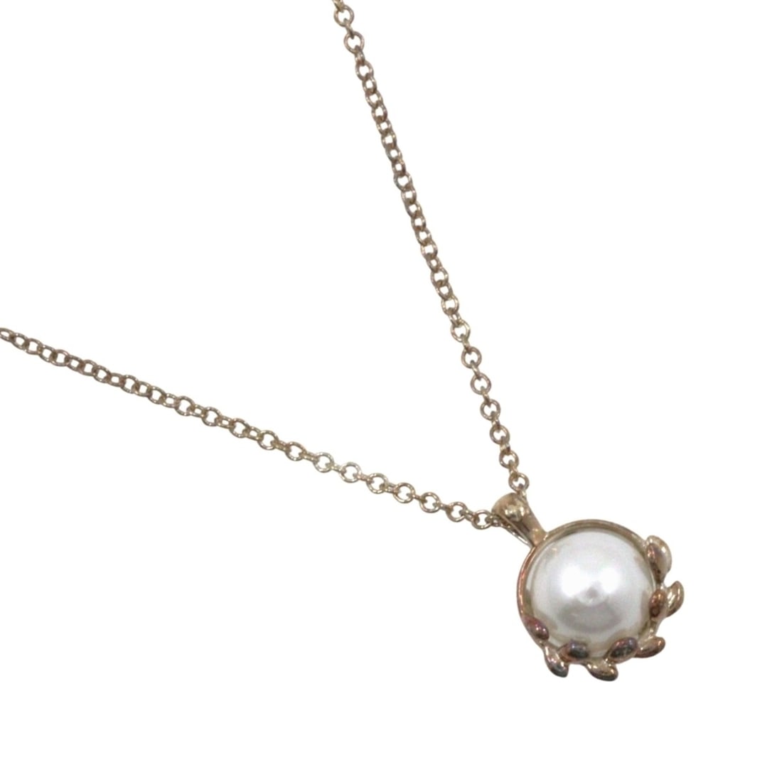 Tiffany & Co. Olive Leaf Necklace, Paloma Picasso design, 6mm pearl, sterling silver (925), approx.: --- Catalog ---Category: SizeWeight: 2g / 0.07oz.Pendant Size: 11mm x 8mm / 0.43'' x 0.31''Stone Diameter: 6.00mm / 0.24''Neck Circumference: 40 cm / 15.74''Category: DesignStone: PearlGender: WomenMa