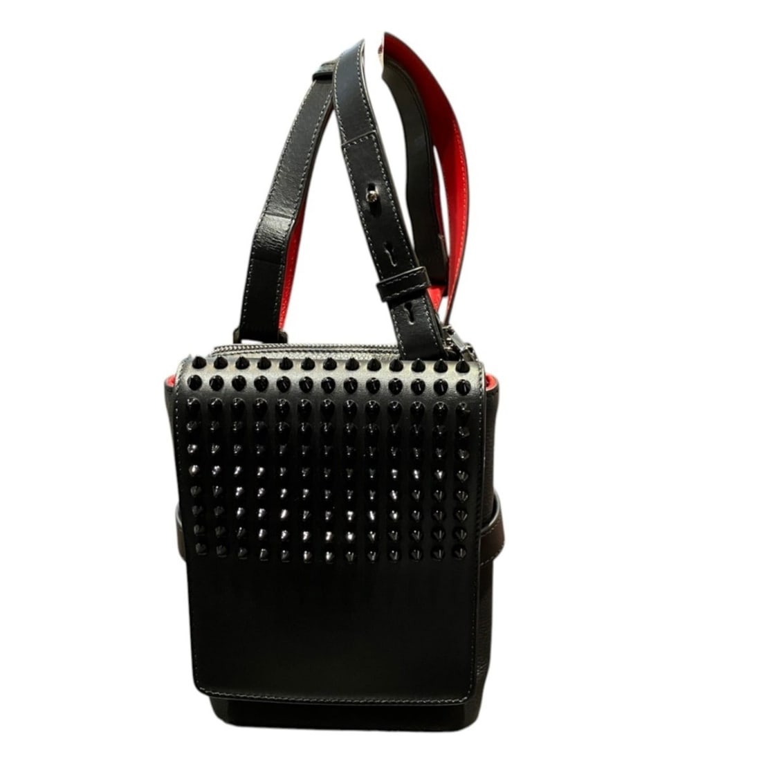 Christian Louboutin Bench Reporter Shoulder Bag, Leather, 1165000: --- Catalog ---Category: SizeSize (HxWxD): 19cm x 14cm x 8cm / 7.48'' x 5.51'' x 3.14''Strap Length: 80cm - 130cm / 31.49'' - 51.18''Category: DesignType: Shoulder bagColor: BlackGender: WomenClosure: