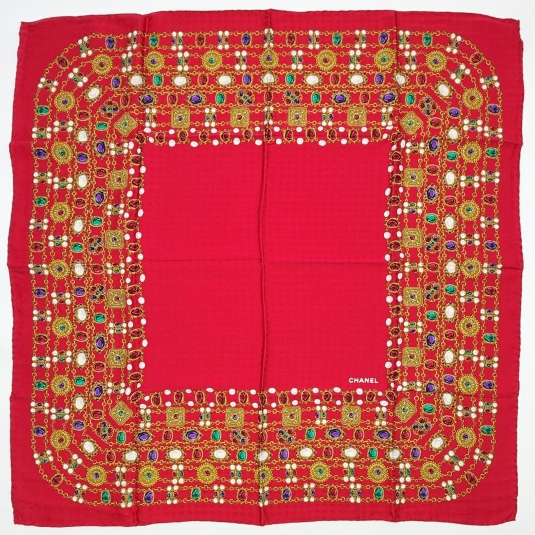 Chanel scarf/muffler, Coco Mark, Gripoix silk, red and gold, large size.: --- Catalog ---Category: SizeSize (LxW): 88cm x 88cm / 34.64'' x 34.64''Category: DesignType: ScarfColor: Gold, Multi-color, Red colorGender: WomenMaterial: Silk Category: GeneralBrand: Chanel--- Item