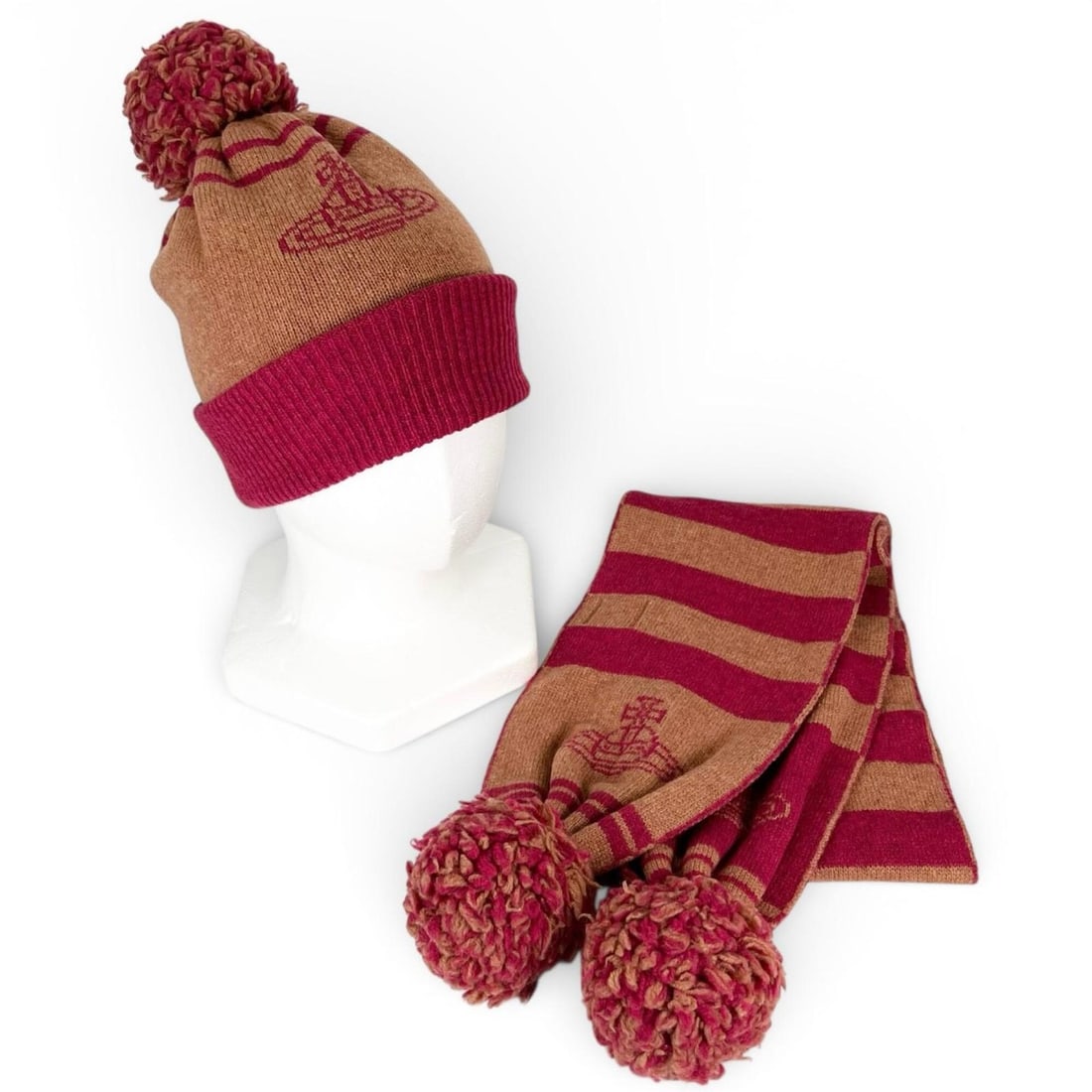 Vivienne Westwood 100% Wool Orb Pattern Pom-Pom Stole Scarf and Knit Hat 2-Piece Set, Wine Red: --- Catalog ---Category: SizeSize (LxW): 1.5m / 59.05''Category: DesignType: StoleColor: Brown, Red colorGender: WomenMaterial: Wool Category: GeneralBrand: Vivienne WestwoodCountry of Origin: Japan--