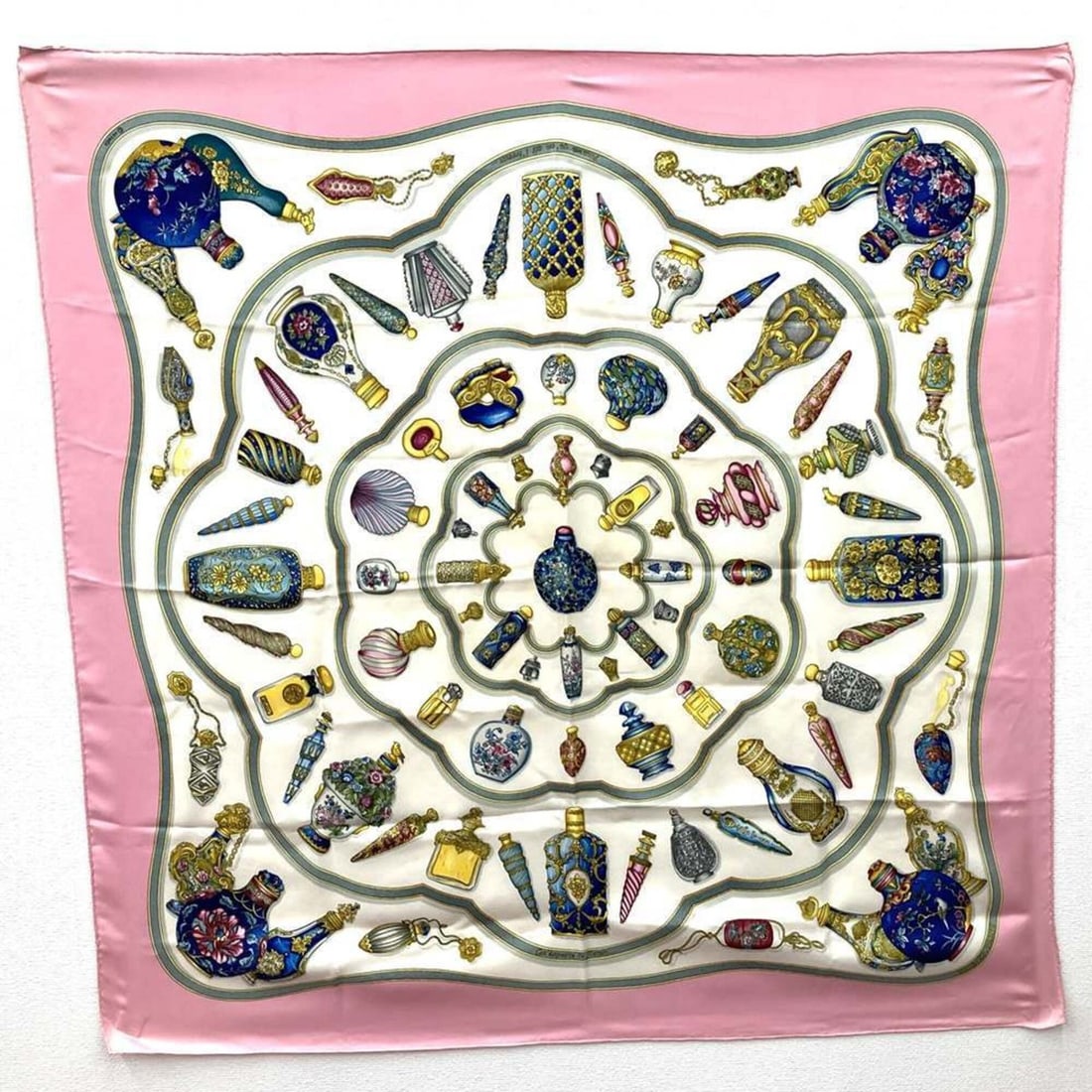 HERMES Carre 90 Qu'importe le flacon Perfume Bottle Scarf Muffler Silk Pink Women's: --- Catalog ---Category: SizeSize (LxW): 86cm x 88cm / 33.85'' x 34.64''Category: DesignType: ScarfColor: PinkGender: WomenMaterial: Silk Category: GeneralBrand: Hermes--- Item List ---Section: Condit