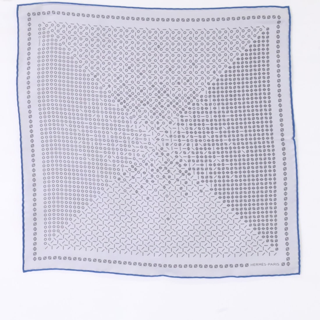 HERMES 806298T Larguez les Amarres Carre 40 100% Silk Scarf/Muffler Gray Navy Men's: --- Catalog ---Category: SizeSize (LxW): 42cm x 41.5cm / 16.53'' x 16.33''Category: DesignType: ScarfColor: Gray, NavyGender: MenMaterial: Silk Category: GeneralBrand: Hermes--- Item List ---Section: 