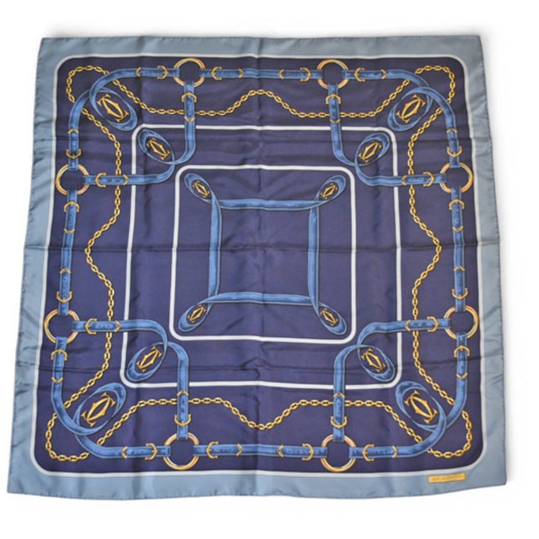 Cartier scarf/muffler, Must de silk scarf with belt/chain motif, blue.: --- Catalog ---Category: SizeSize (LxW): 88cm x 88cm / 34.64'' x 34.64''Category: DesignType: ScarfColor: BlueGender: Unisex,Women,MenMaterial: Silk Category: GeneralBrand: CartierCountry of Origin: I
